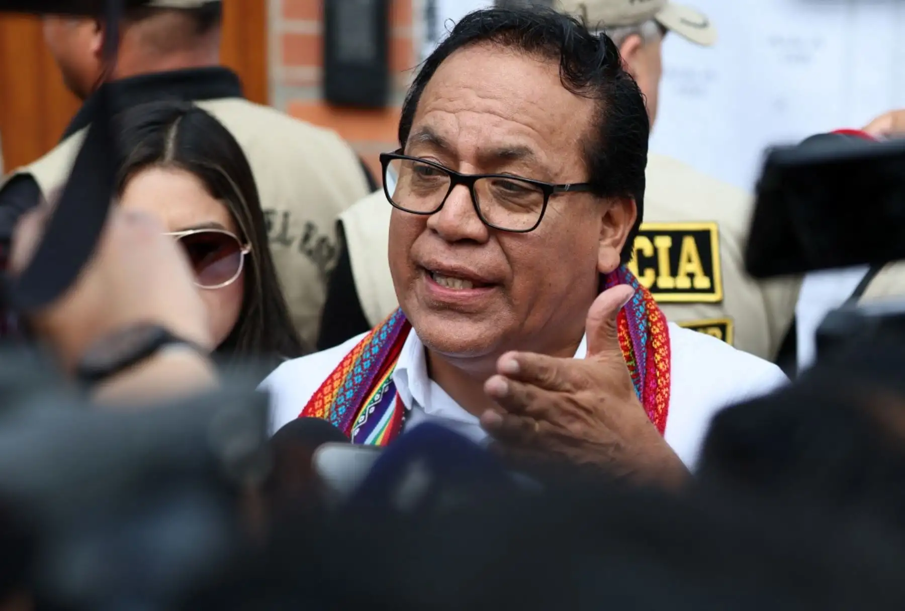 El candidato presidencial de Juntos por el Perú, Roberto Sánchez, saluda a sus seguidores tras emitir su voto en la Institución Educativa María Reiche, ubicada en el distrito de San Borja. Foto: ANDINA/AFP