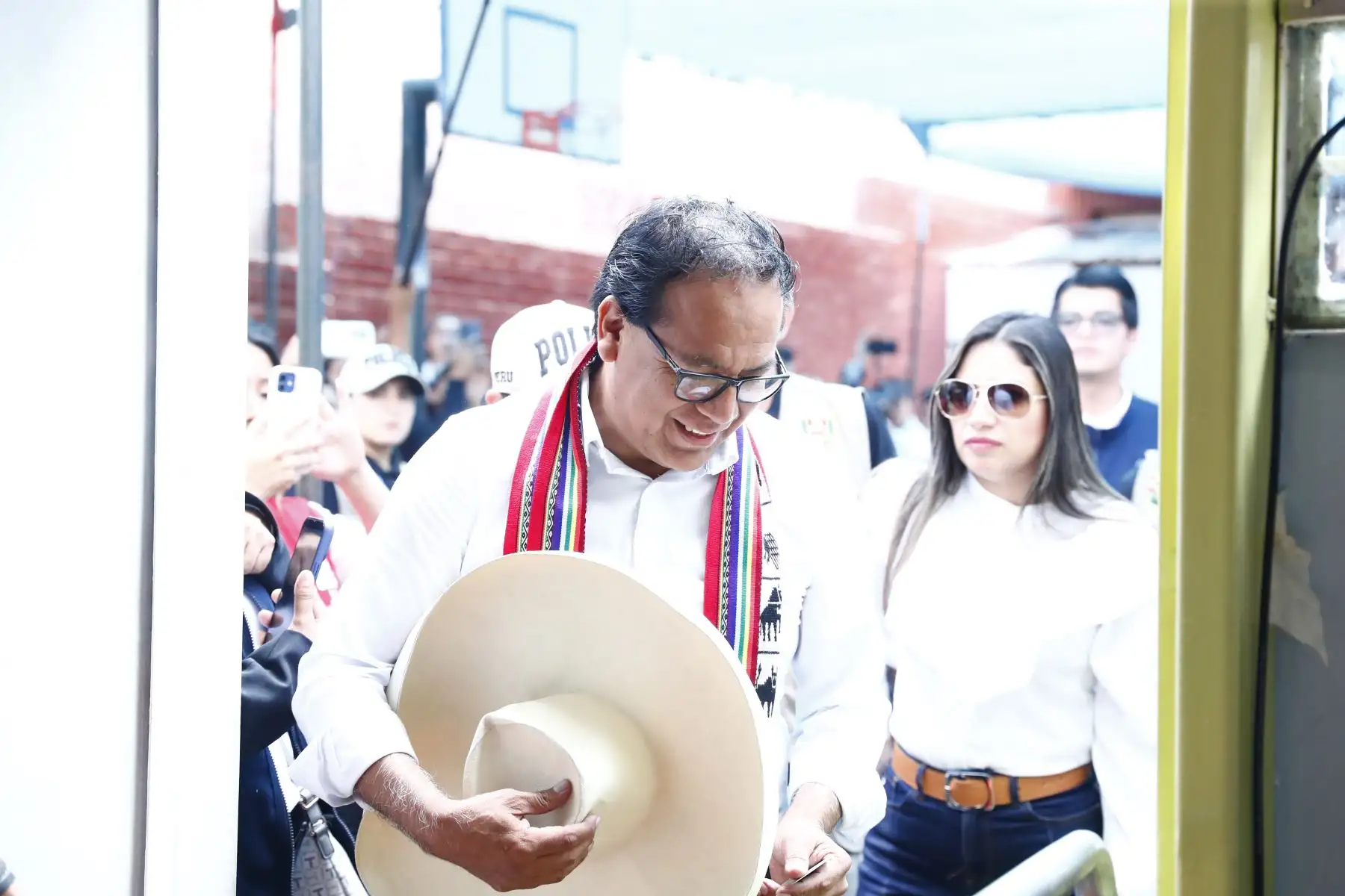 El candidato presidencial de Juntos por el Perú, Roberto Sánchez, saluda a sus seguidores tras emitir su voto en la Institución Educativa María Reiche, ubicada en el distrito de San Borja. Foto: ANDINA/Daniel Bracamonte