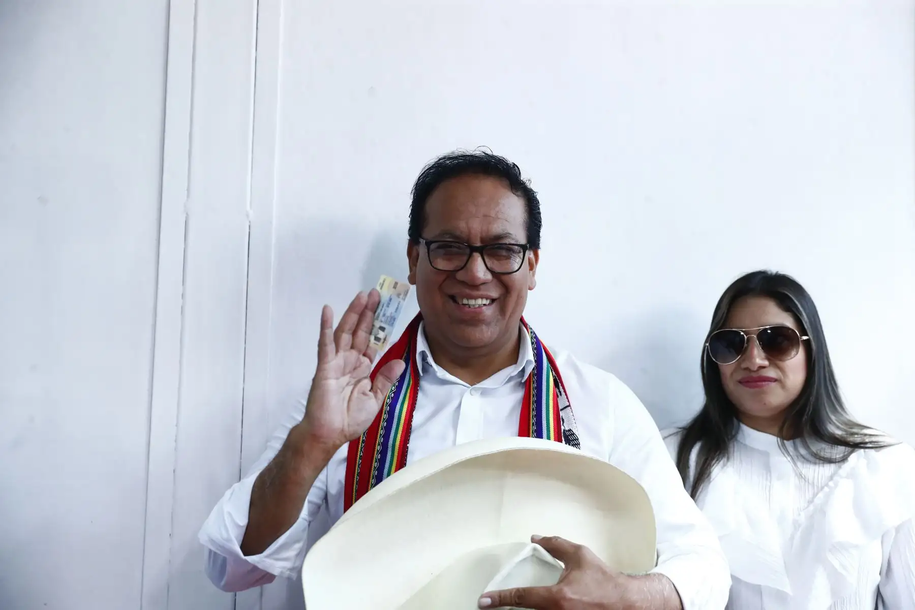 El candidato presidencial de Juntos por el Perú, Roberto Sánchez, saluda a sus seguidores tras emitir su voto en la Institución Educativa María Reiche, ubicada en el distrito de San Borja. Foto: ANDINA/Daniel Bracamonte