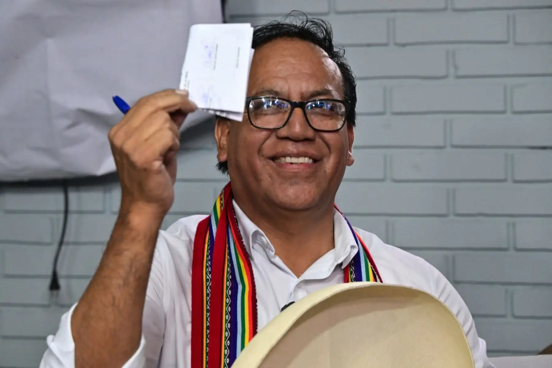 El candidato presidencial de Juntos por el Perú, Roberto Sánchez, saluda a sus seguidores tras emitir su voto en la Institución Educativa María Reiche, ubicada en el distrito de San Borja. Foto: AFP
