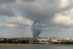 El humo se eleva tras un ataque aéreo israelí sobre un barrio de la ciudad de Tiro, sur del Líbano. (Imagen referencial, 7 de junio 2026). Foto: AFP