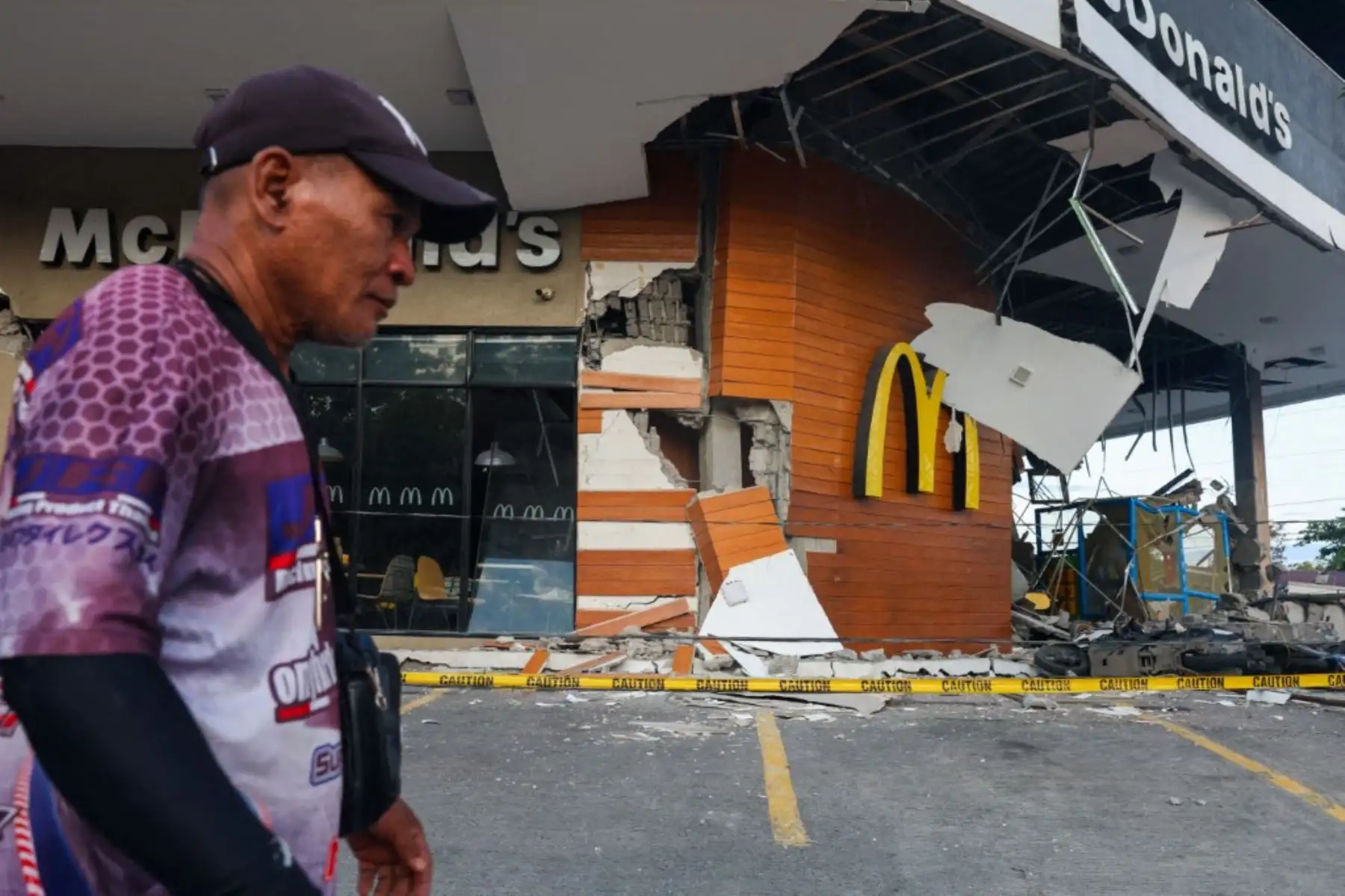 Un restaurante internacional de comida rápida resultó dañado tras el terremoto de magnitud 7,8 que sacudió el sur de Filipinas, en la ciudad de General Santos, Filipinas, el 8 de junio de 2026. Foto: AFP
