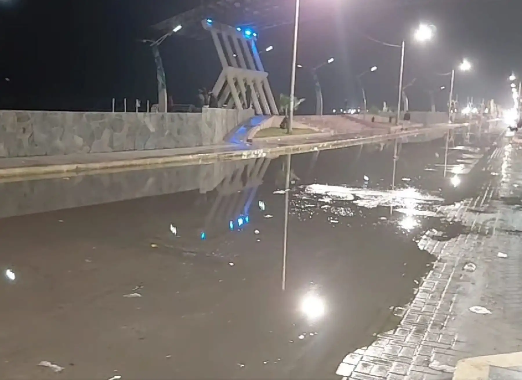 Oleajes causan inundaciones y daños en Chimbote, Casma y otr