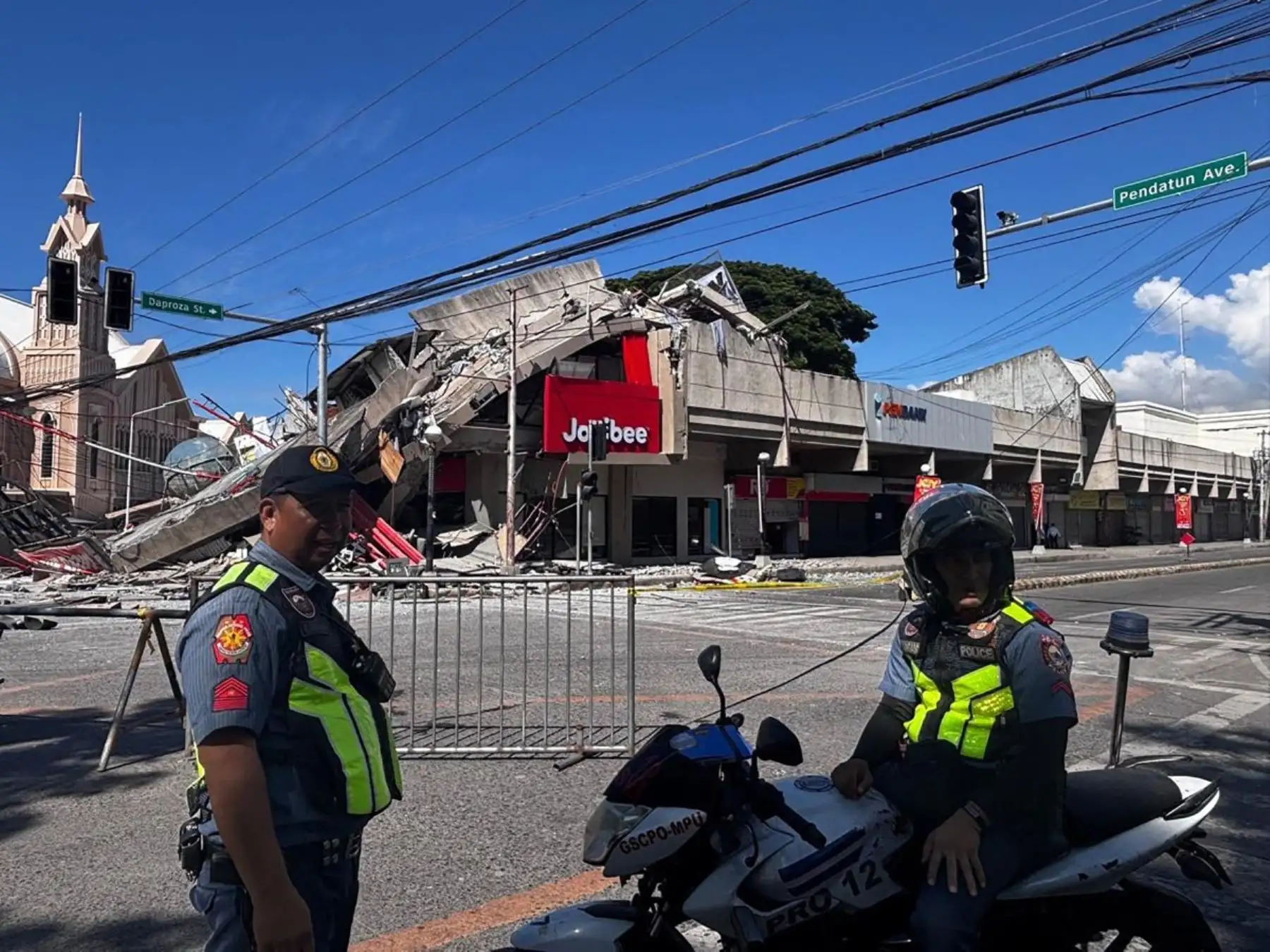 Numerosos edificios y estructuras fueron destruidos o se derrumbaron después de que el potente terremoto azotara la región de Mindanao, en el sur de Filipinas, la mañana del 8 de junio, hora local, dejando al menos 15 muertos y más de 100 heridos. Las operaciones de rescate están en marcha. AFP