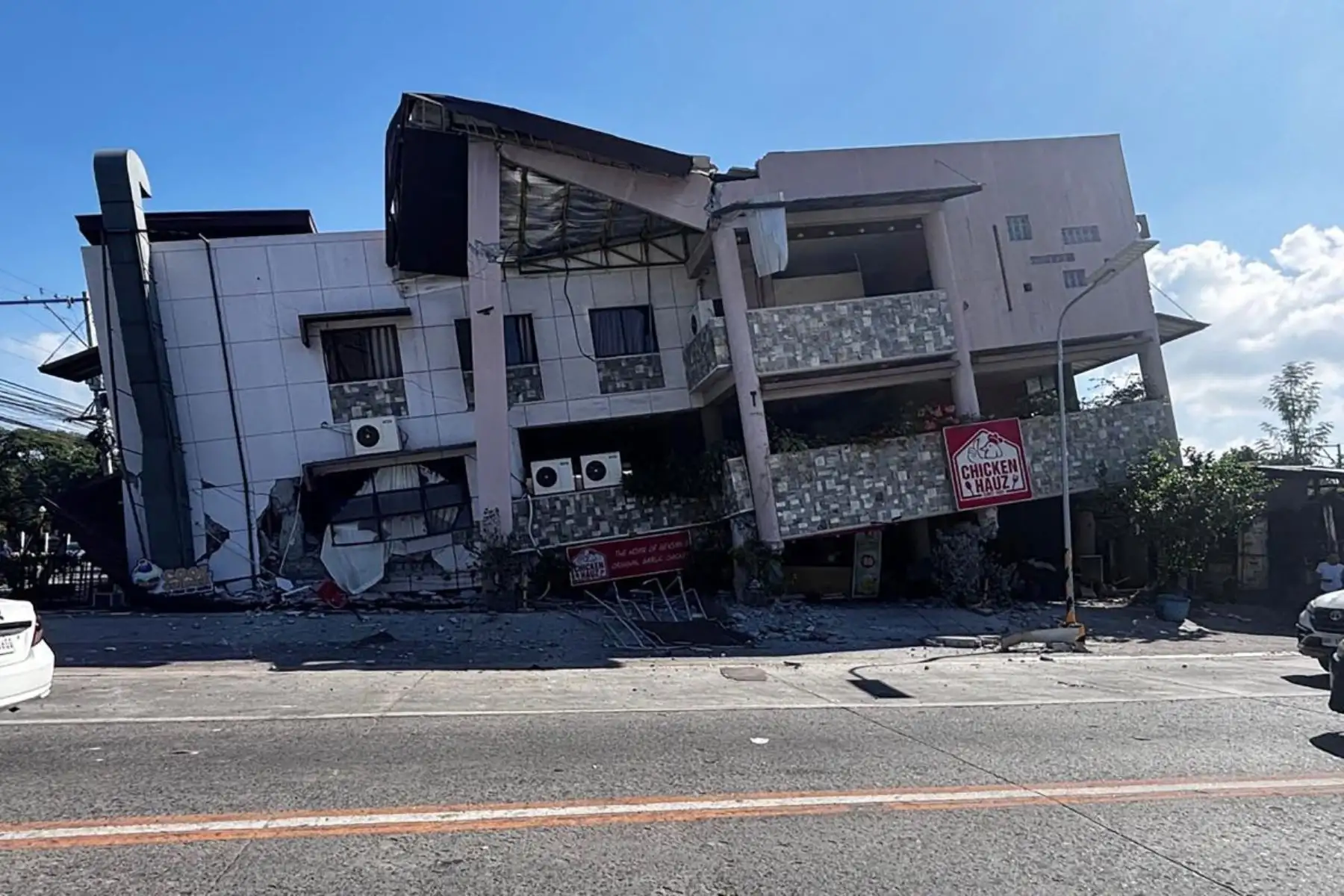 Se observa un edificio derrumbado tras un terremoto de magnitud 7,8 en la ciudad de General Santos en Filipinas. AFP