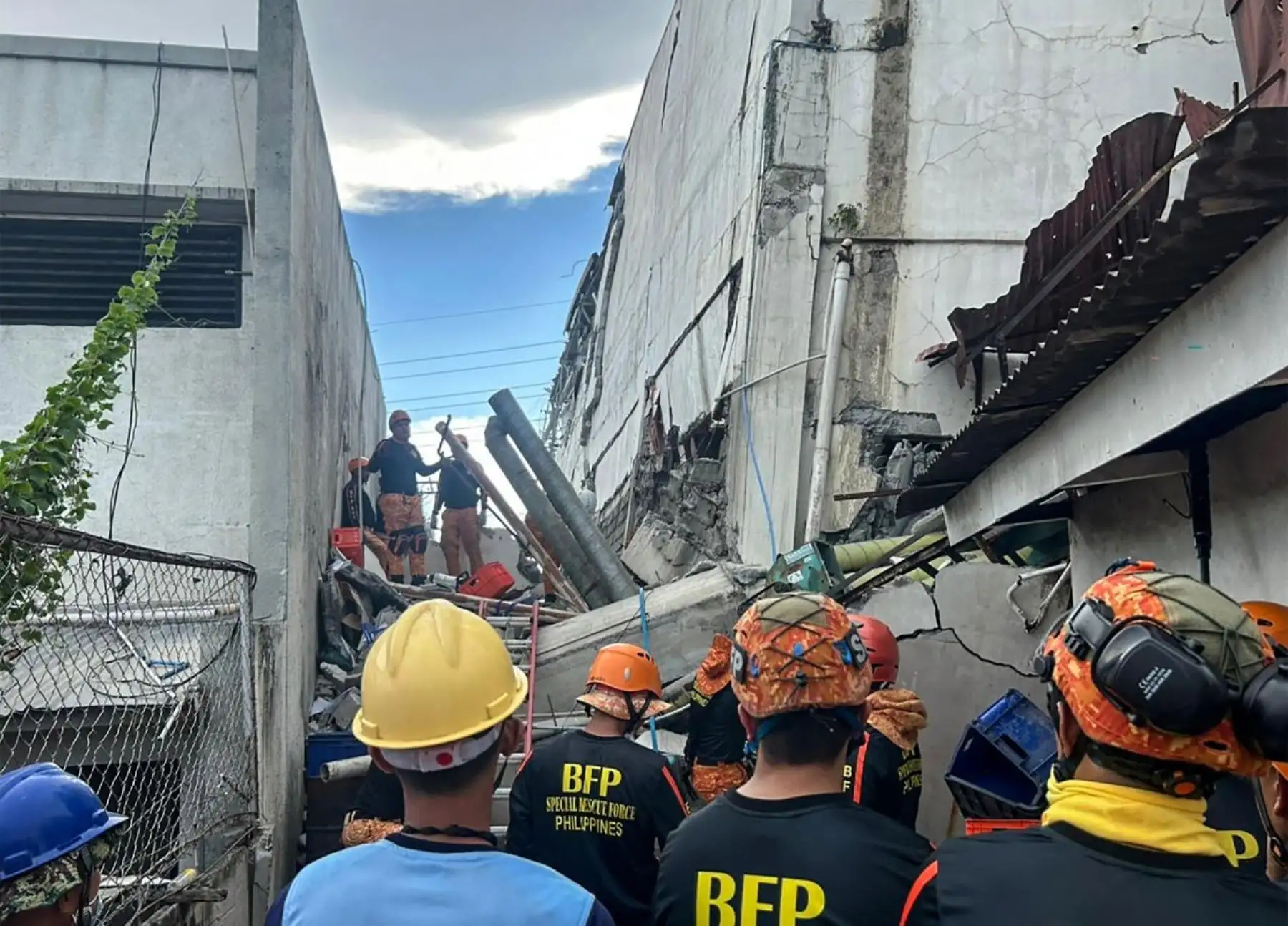 Un terremoto de magnitud 7,8 que sacudió el sur de Filipinas el 8 de junio causó la muerte de al menos una persona y el derrumbe de edificios, según informó la policía, mientras que el desastre provocó alertas de tsunami en toda la región. AFP
