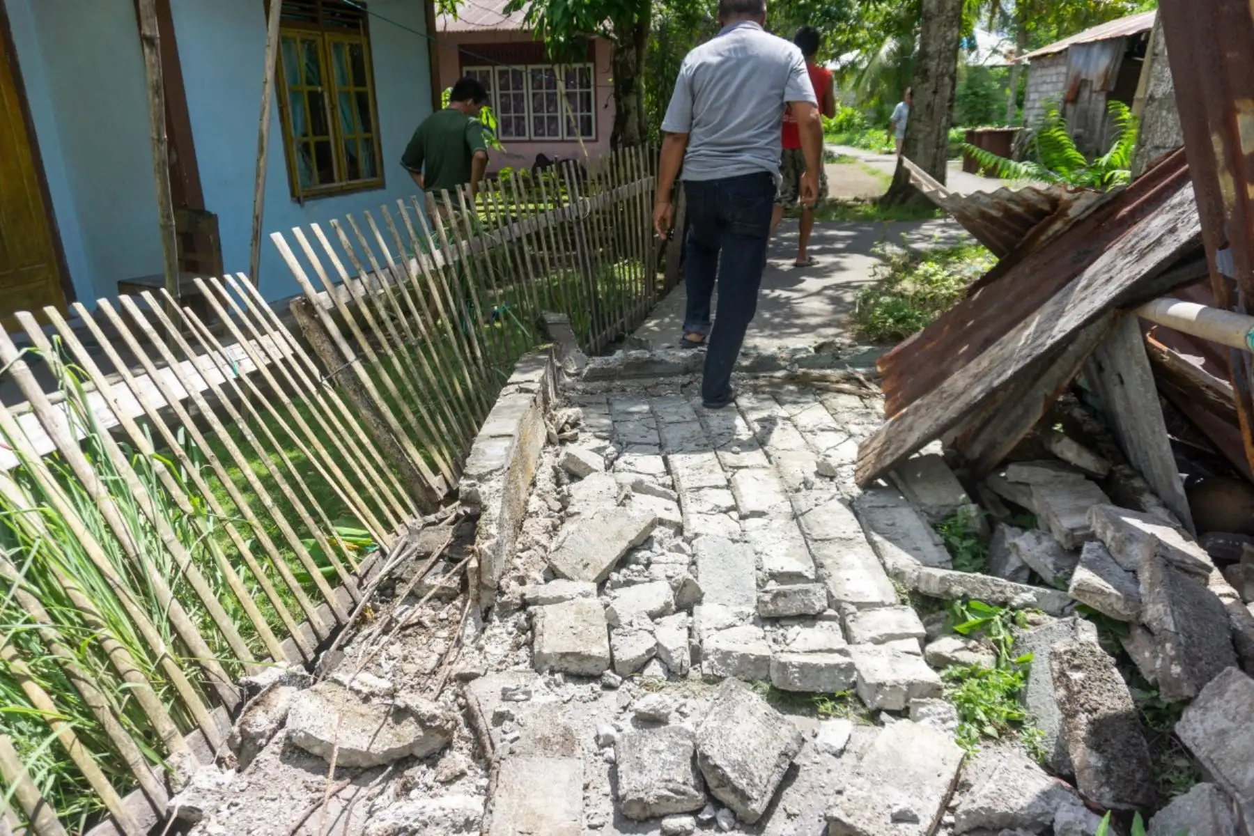 Personas observan los daños en una zona residencial causados ​​por un terremoto de magnitud 7,8 frente a la costa sur de Filipinas, en la aldea de Peta Timur, en la regencia de las islas Sangihe, provincia de Sulawesi del Norte, Indonesia. AFP
