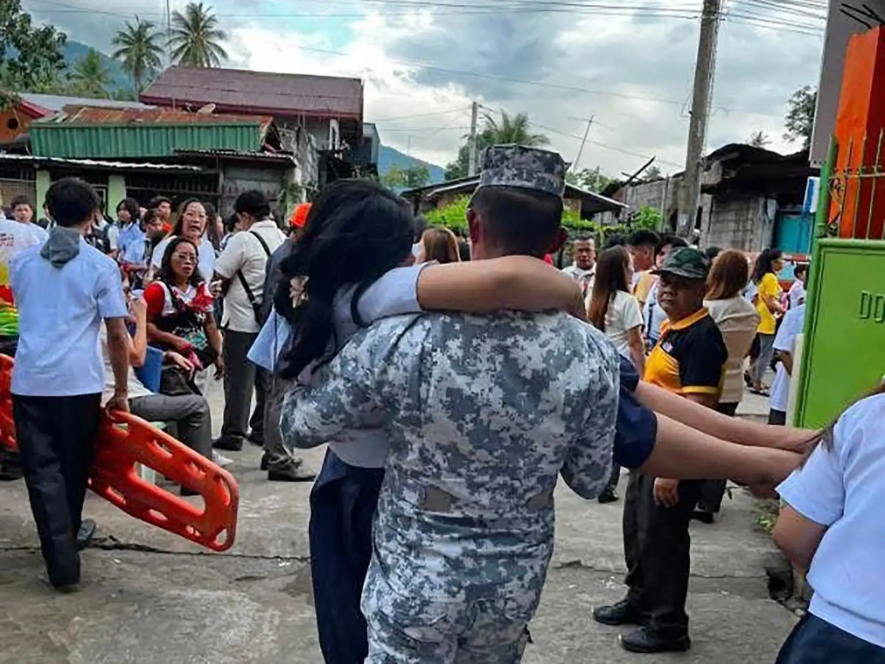 El terremoto que causó la muerte de al menos tres personas en Filipinas provocó alertas de evacuación en las zonas costeras de las vecinas Indonesia y Malasia, tras lo cual la agencia meteorológica de Yakarta levantó la alerta. AFP