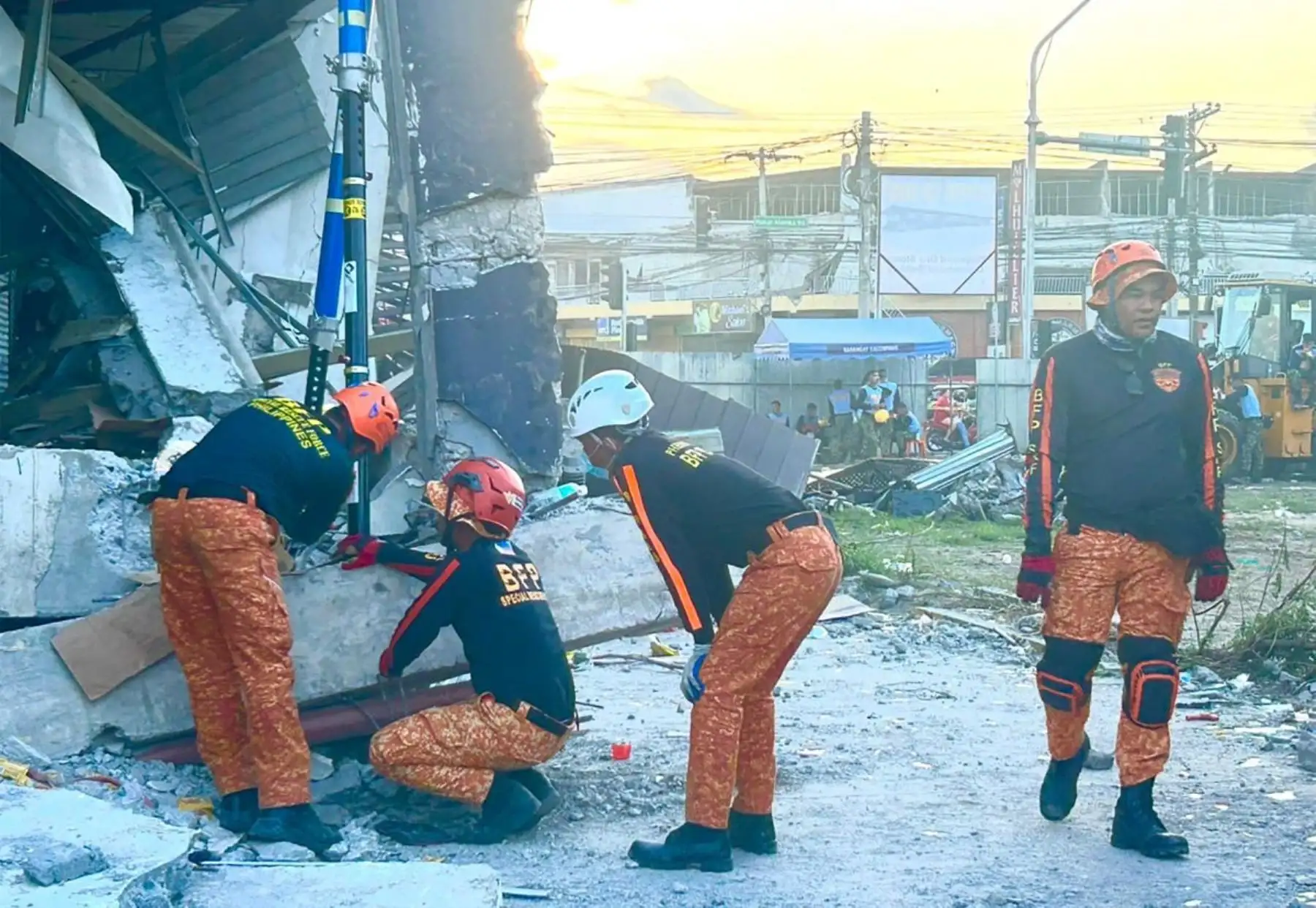 Los equipos de rescate llevaron a cabo una operación de salvamento en un edificio derrumbado tras un terremoto de magnitud 7,8 en la ciudad de General Santos el 8 de junio de 2026. Un terremoto de magnitud 7,8 sacudió el sur de Filipinas el 8 de junio, causando la muerte de al menos 15 personas, el derrumbe de edificios y la emisión de alertas de tsunami en toda la región. AFP