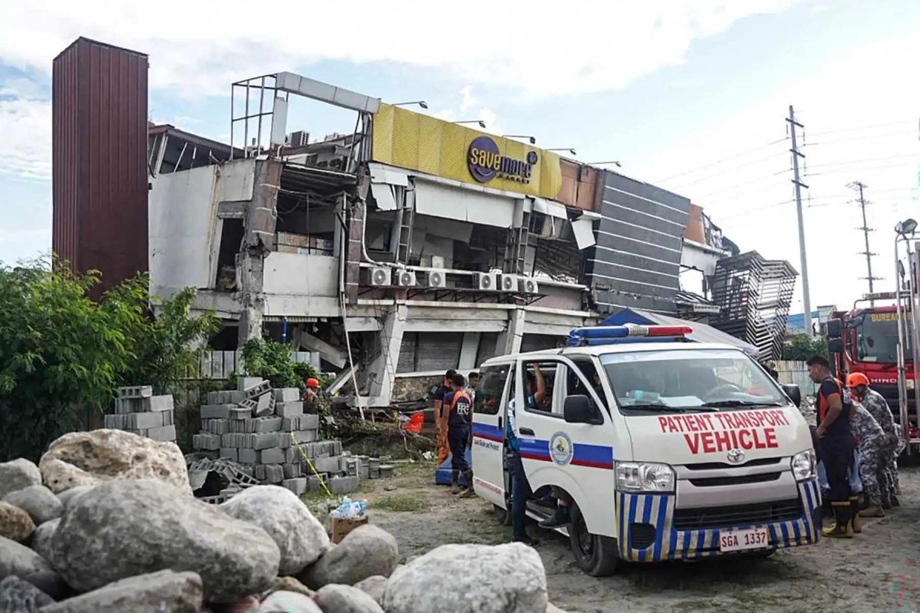 Los equipos de rescate llevaron a cabo una operación de salvamento en un edificio derrumbado tras un terremoto de magnitud 7,8 en la ciudad de General Santos en Filipinas. AFP