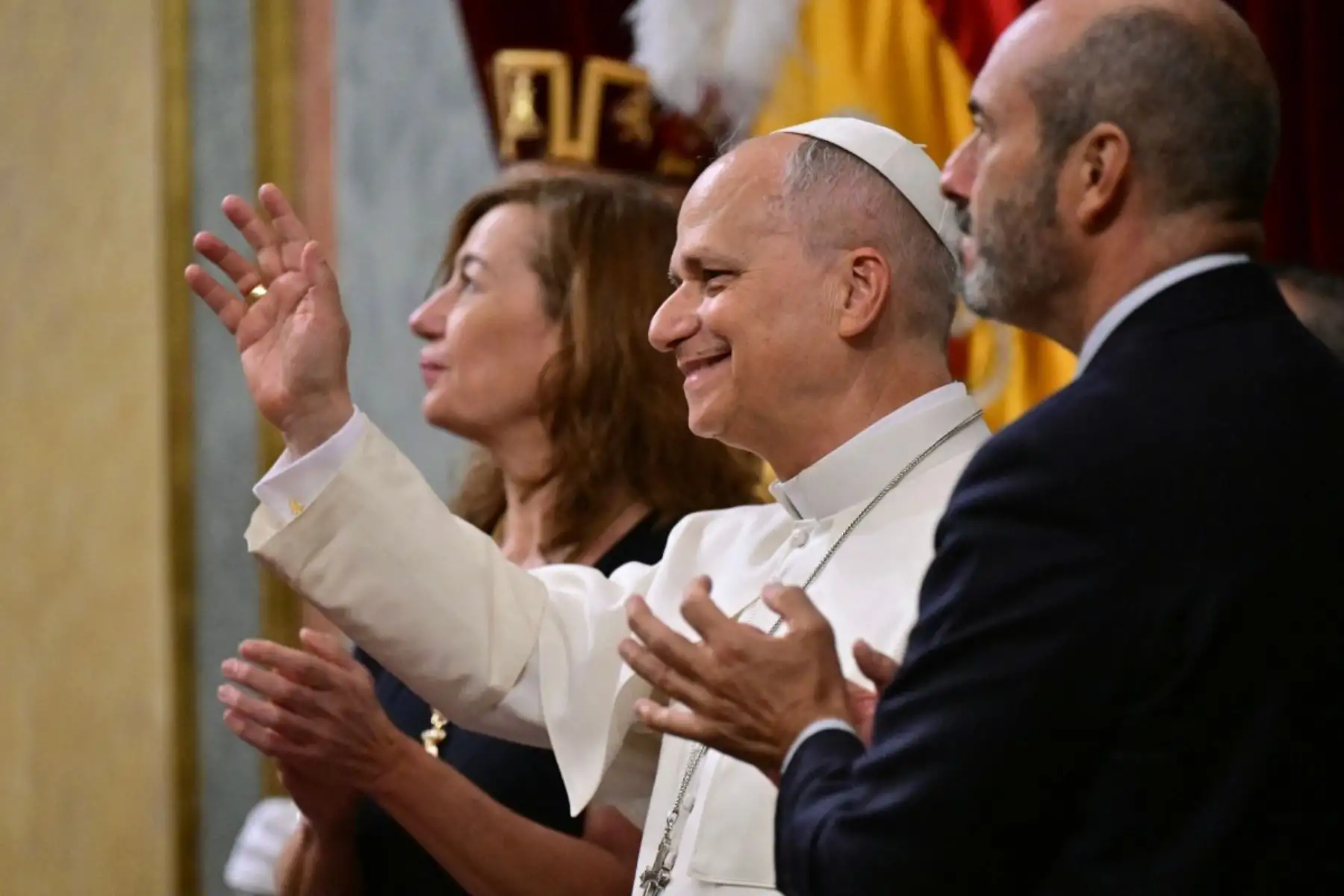 El papa León XIV saluda tras pronunciar un discurso durante una sesión conjunta del Parlamento español en el Congreso de los Diputados en Madrid.   AFP