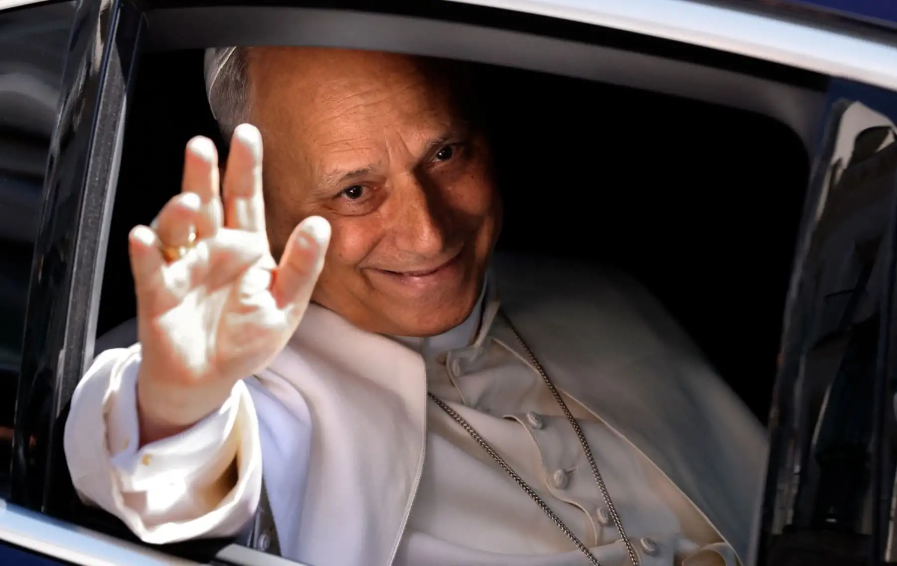 El papa León XIV saluda con la mano al salir del Congreso de los Diputados tras pronunciar un discurso durante una sesión conjunta del Parlamento español en Madrid. AFP