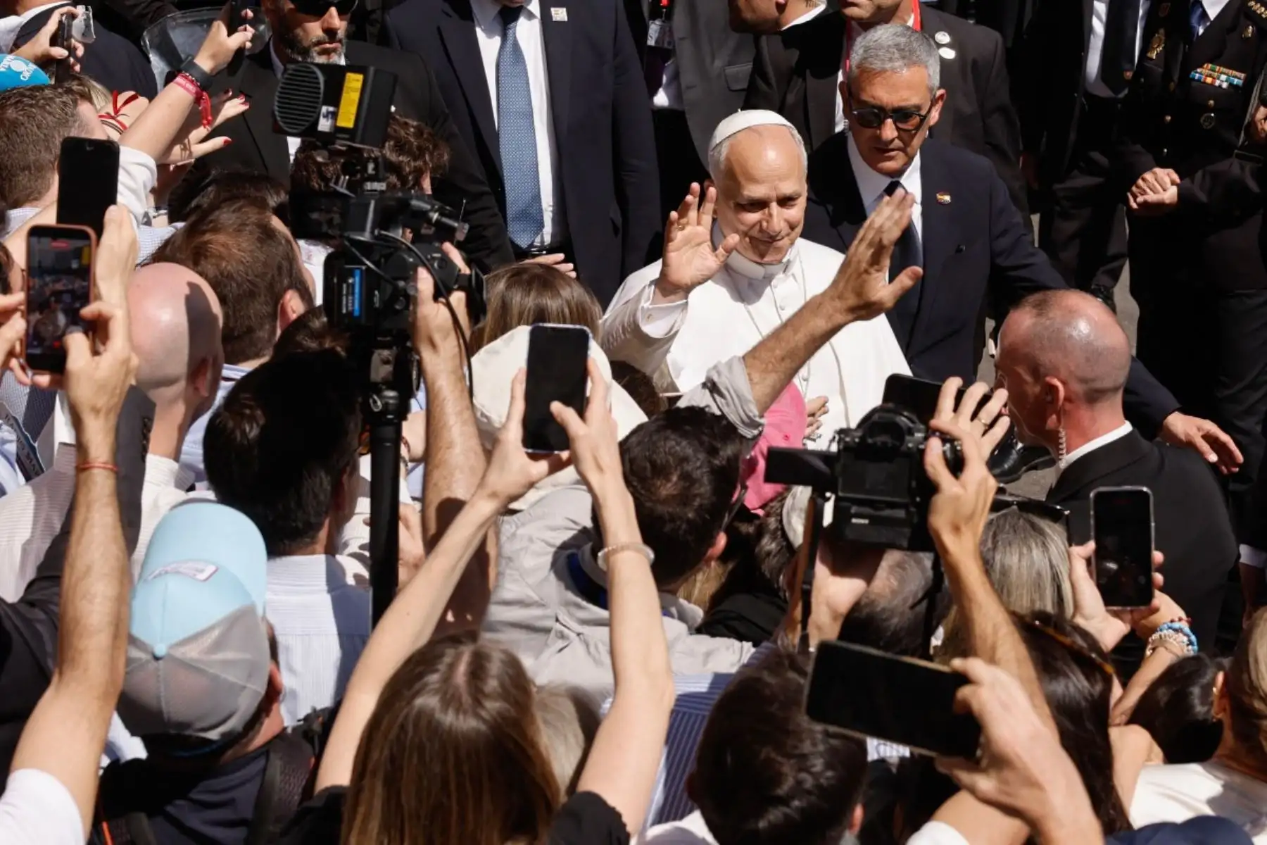 El Papa León XIV saluda a la gente a su salida del Congreso de los Diputados tras pronunciar un discurso ante una sesión conjunta del Parlamento español en Madrid. AFP
