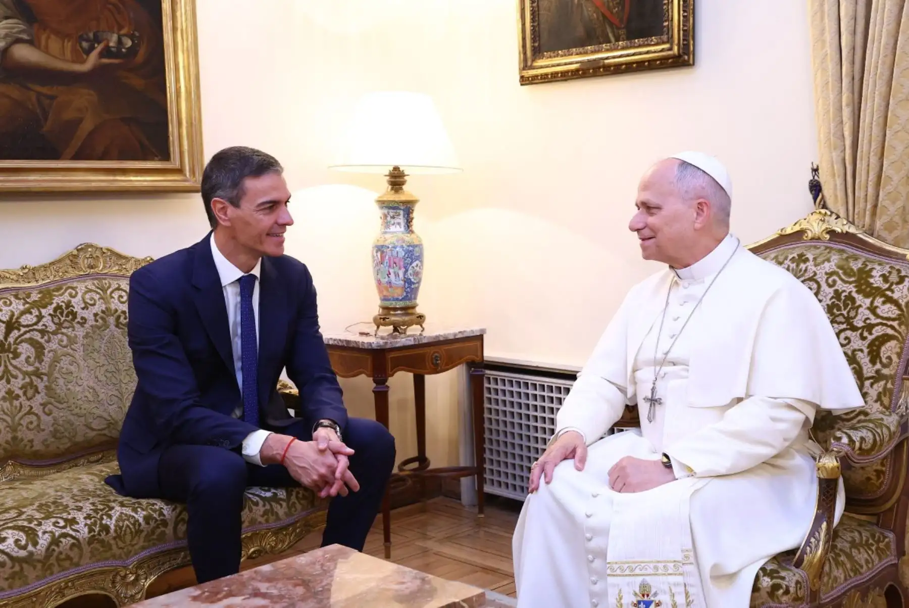 Esta fotografía, distribuida por el Palacio de la Moncloa, muestra al Papa León XIV reunido con el presidente del Gobierno español, Pedro Sánchez, en la Nunciatura Apostólica de Madrid. AFP