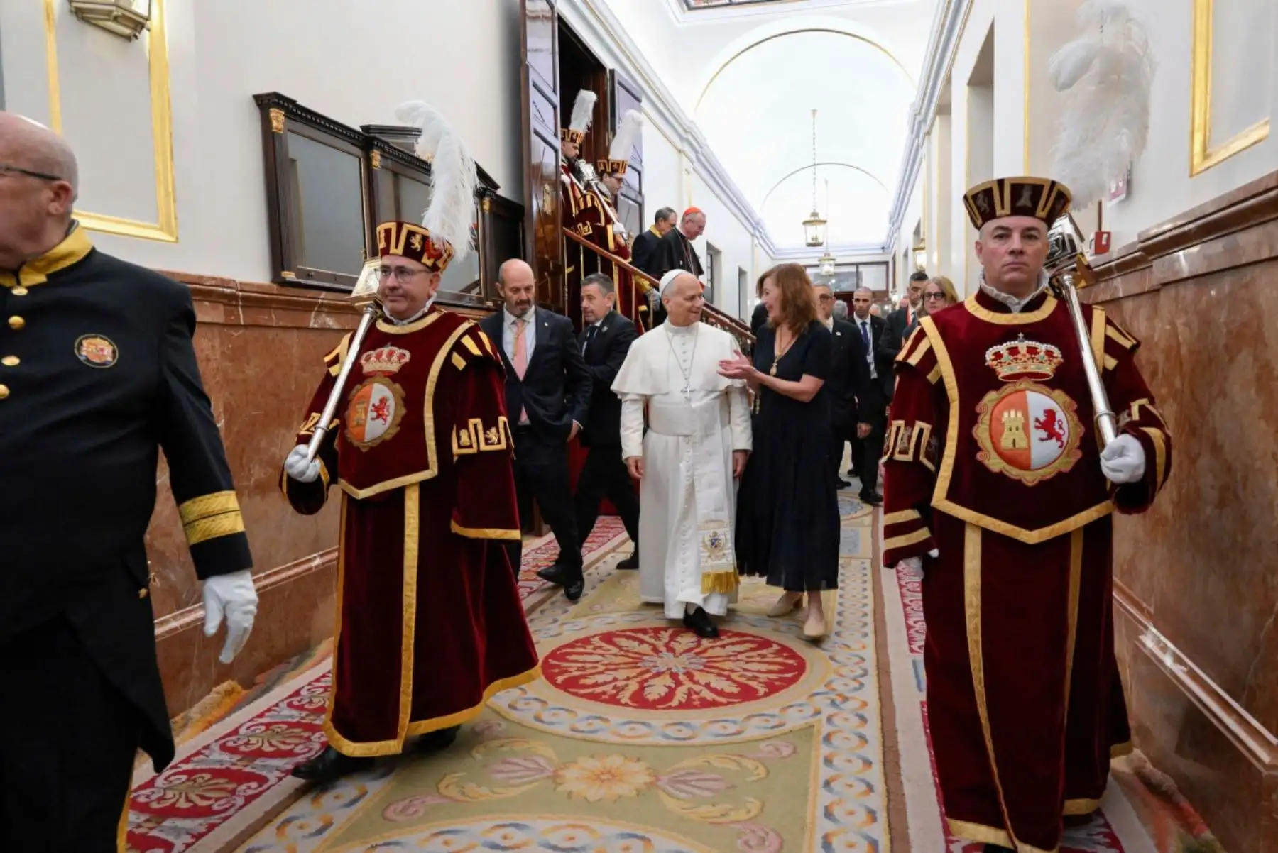Esta fotografía, distribuida por The Vatican Media, muestra al Papa León XIV caminando con Francina Armengol, presidenta del Congreso de los Diputados, durante un discurso pronunciado ante una sesión conjunta del Parlamento español en el Congreso de los Diputados en Madrid. AFP