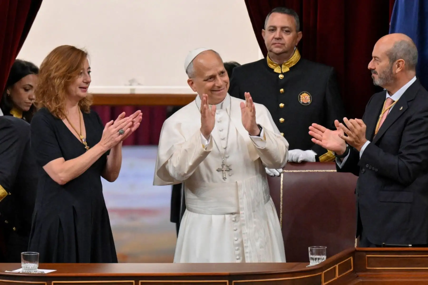 Esta fotografía, distribuida por The Vatican Media, muestra al Papa León XIV tras pronunciar un discurso ante una sesión conjunta del Parlamento español en el Congreso de los Diputados en Madrid. AFP