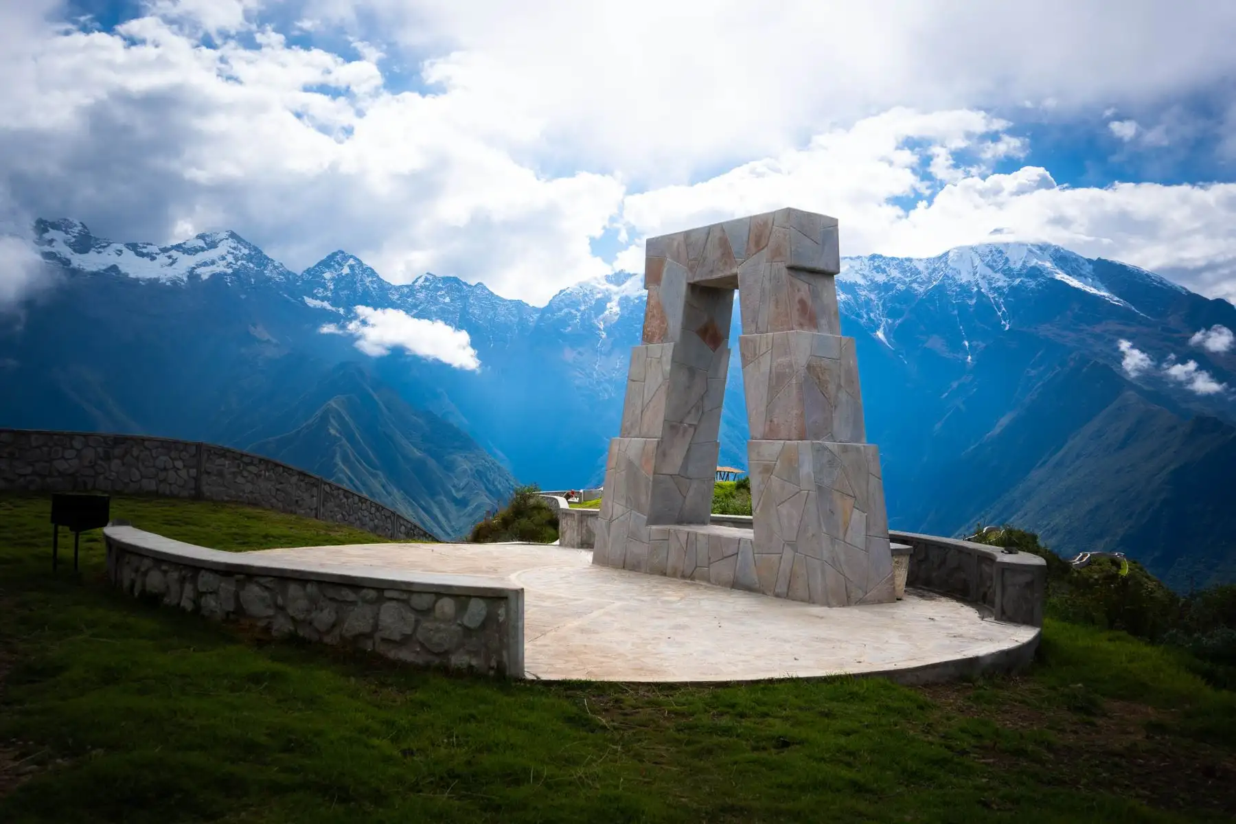El Mirador de Huayhuacalle integra un conjunto de nueve estructuras turísticas impulsadas para fortalecer la oferta de atractivos en el cañón del Apurímac. Fotos: Dirección Regional de Turismo de Apurímac.
