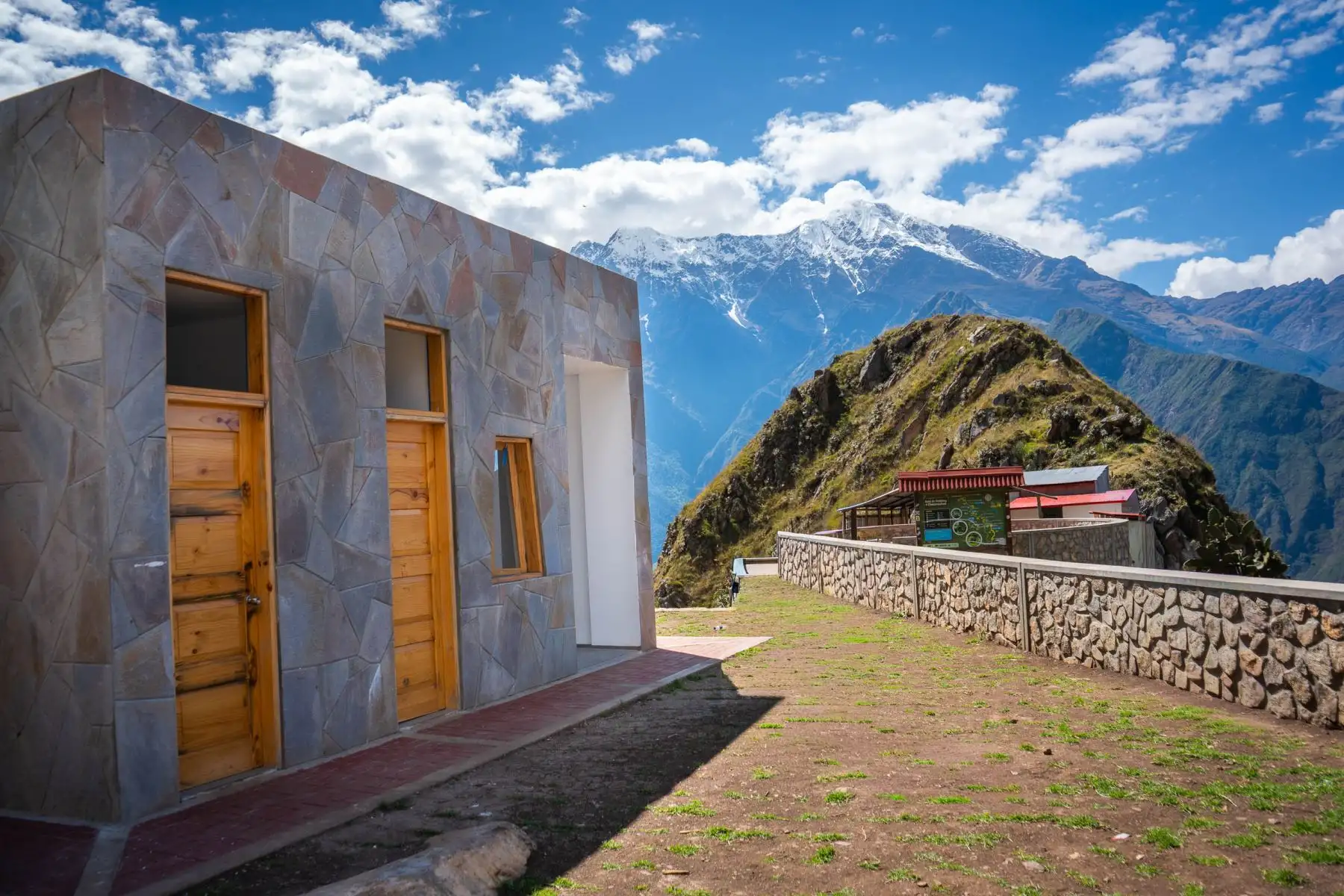 La estructura del Mirador de Huayhuacalle toma como referencia elementos de miradores y construcciones de otras partes del mundo, lo que le ha valido el nombre de “Muralla China Andina”. Fotos: Dirección Regional de Turismo de Apurímac.
