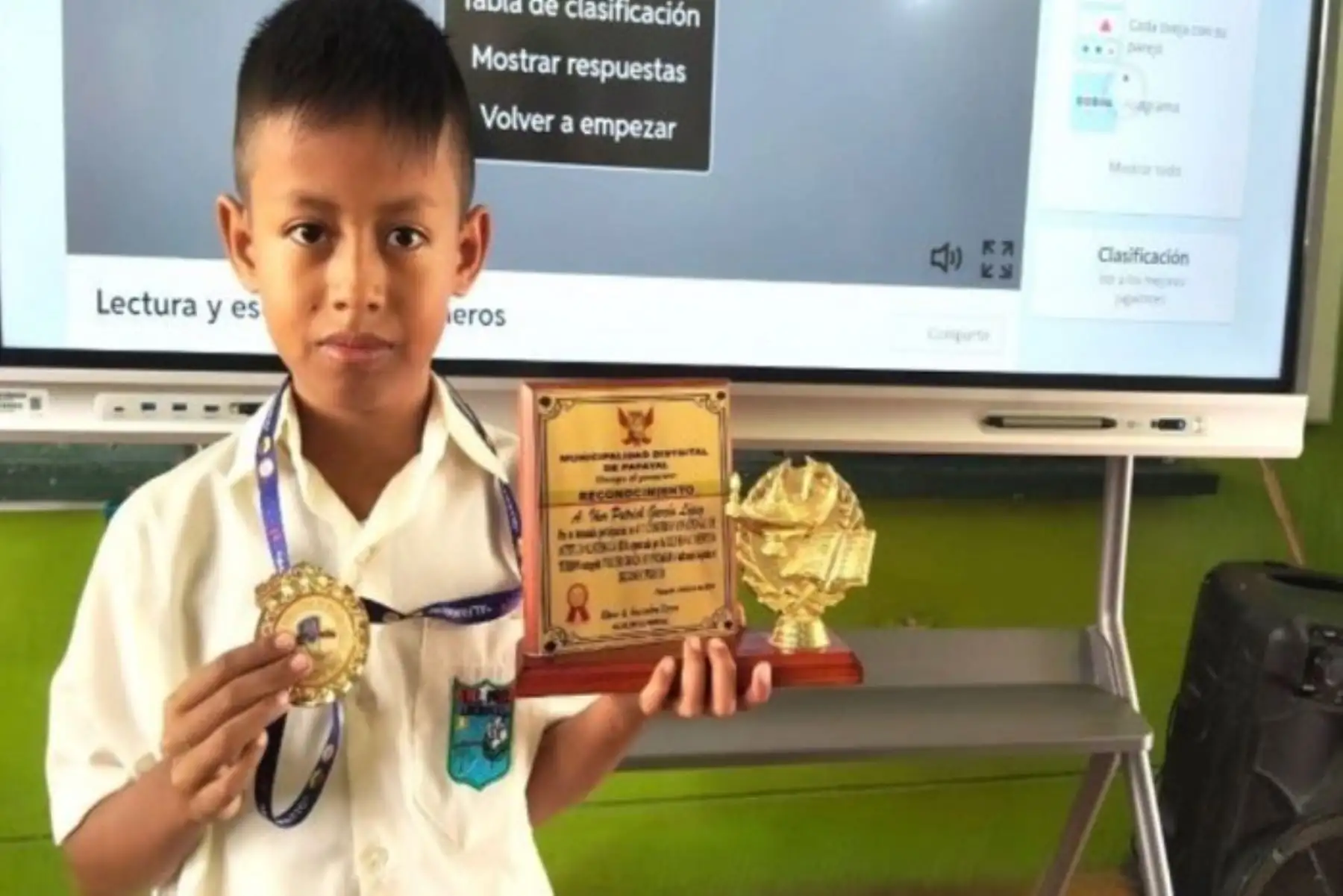 Escolar tumbesino de 9 años y usuario del PAE se c