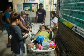 Personas heridas en el terremoto reciben tratamiento médico en un hospital de la ciudad de General Santos, Filipinas, el 8 de junio de 2026. Foto: AFP