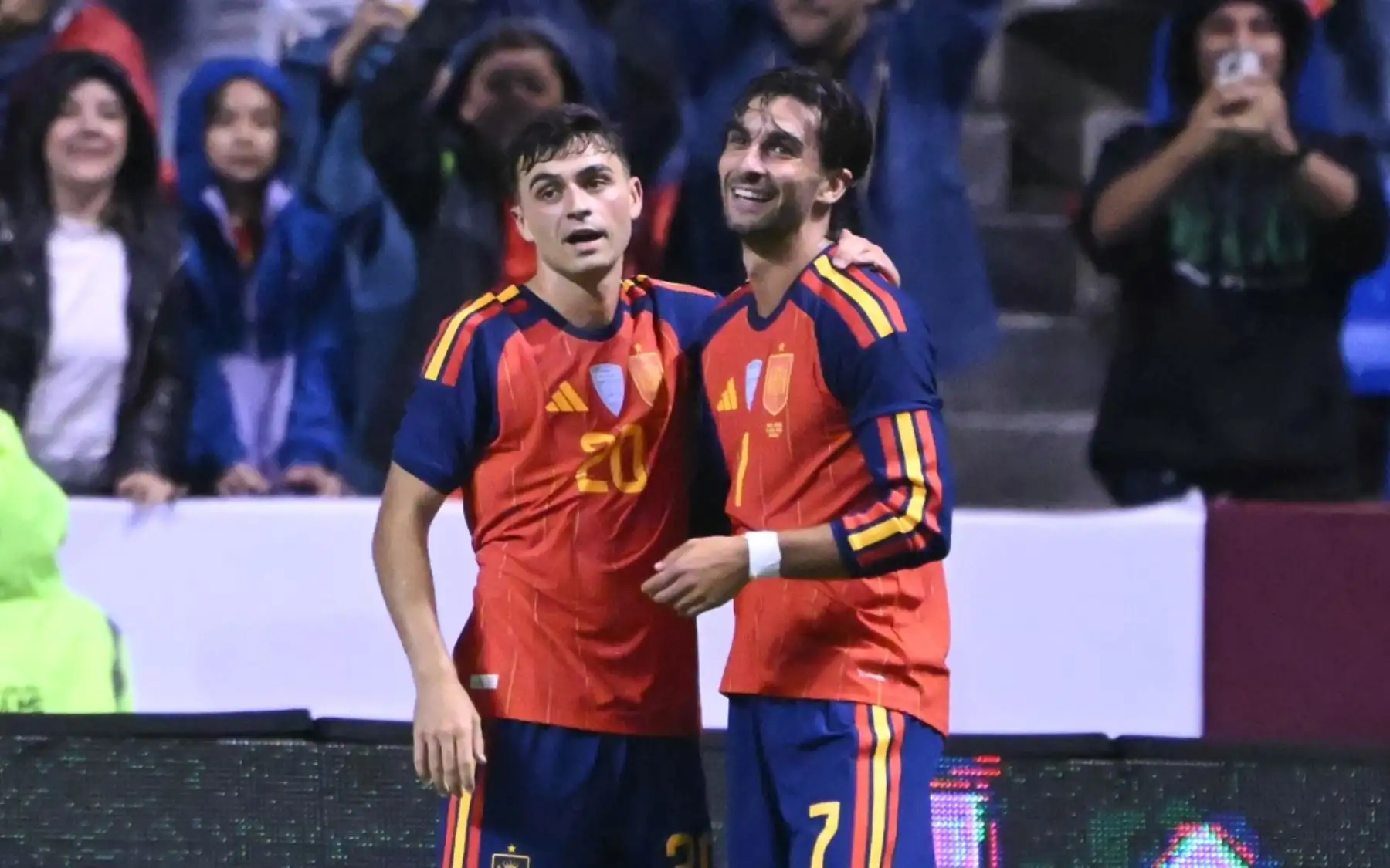 La selección peruana cayó 3-1 ante España en el estadio Cuauhtémoc de Puebla, México, en un partido amistoso internacional disputado como parte de la preparación del combinado europeo para el Mundial 2026. Los goles españoles fueron anotados por Mikel Oyarzabal y Pedri, mientras que un autogol de Pedro Gallese amplió la ventaja. Jairo Vélez descontó para la Blanquirroja. Fotos: AFP.