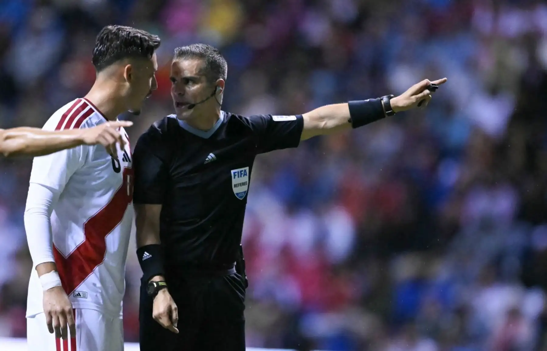 La selección peruana cayó 3-1 ante España en el estadio Cuauhtémoc de Puebla, México, en un partido amistoso internacional disputado como parte de la preparación del combinado europeo para el Mundial 2026. Los goles españoles fueron anotados por Mikel Oyarzabal y Pedri, mientras que un autogol de Pedro Gallese amplió la ventaja. Jairo Vélez descontó para la Blanquirroja. Fotos: AFP.
