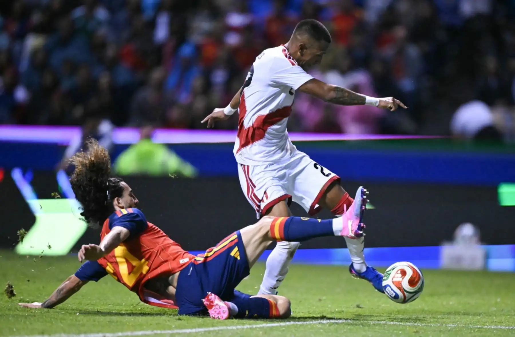 La selección peruana cayó 3-1 ante España en el estadio Cuauhtémoc de Puebla, México, en un partido amistoso internacional disputado como parte de la preparación del combinado europeo para el Mundial 2026. Los goles españoles fueron anotados por Mikel Oyarzabal y Pedri, mientras que un autogol de Pedro Gallese amplió la ventaja. Jairo Vélez descontó para la Blanquirroja. Fotos: AFP.