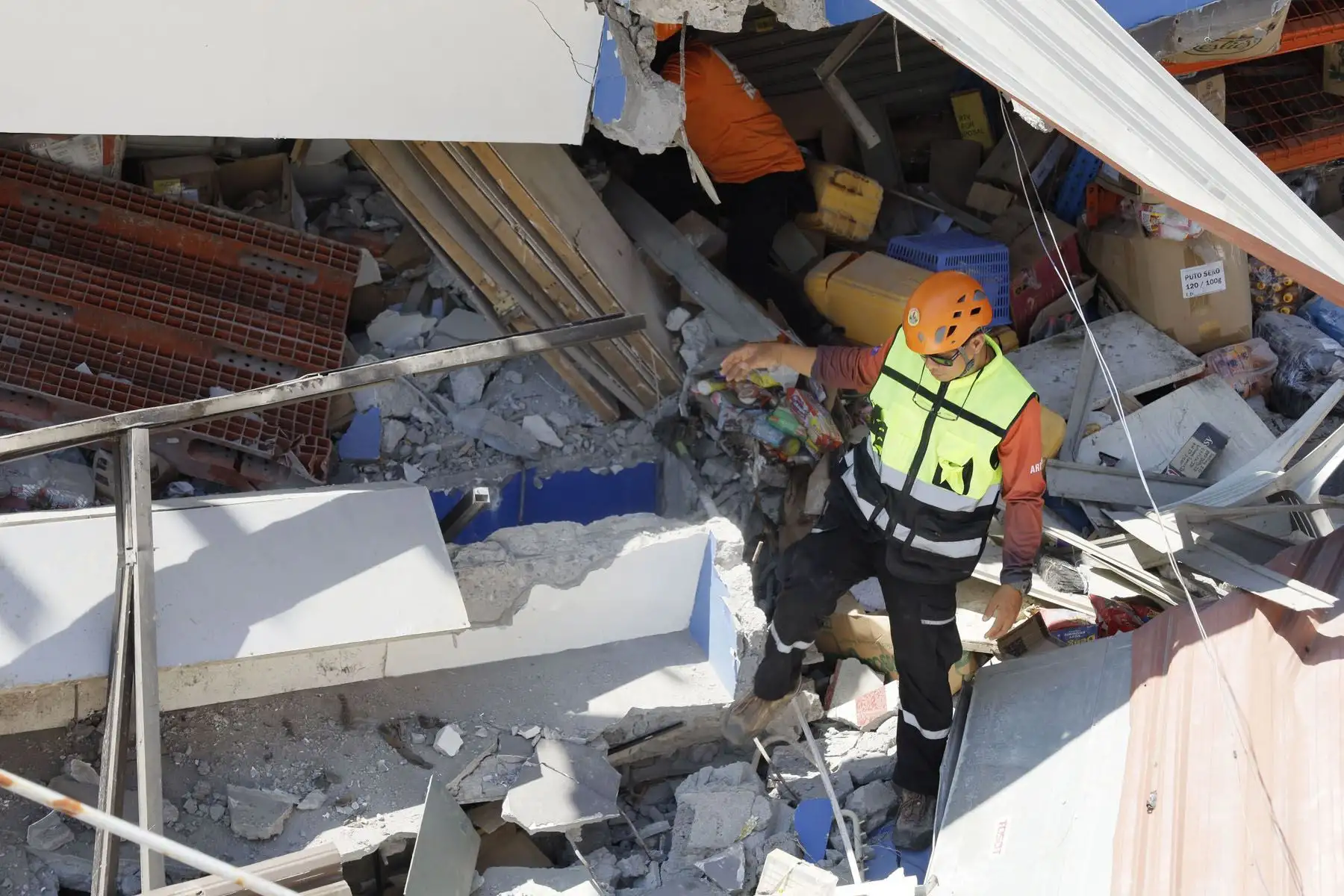 El temblor de magnitud 7,8 se produjo el lunes las 07H37 (23H37 GMT) y tuvo su epicentro en el mar a 35 kilómetros de profundidad, cerca de la isla sureña de Mindanao. Foto: AFP