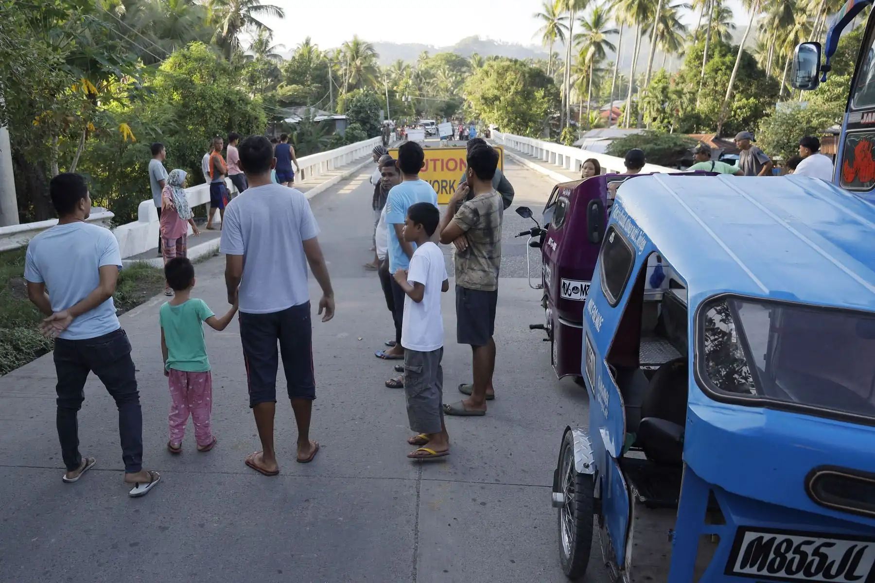 En la provincia de Sarangani, una de las más afectadas, algunas zonas solo siguen siendo accesibles en helicóptero, y las numerosas réplicas complican las labores de los equipos de rescate. Foto: AFP