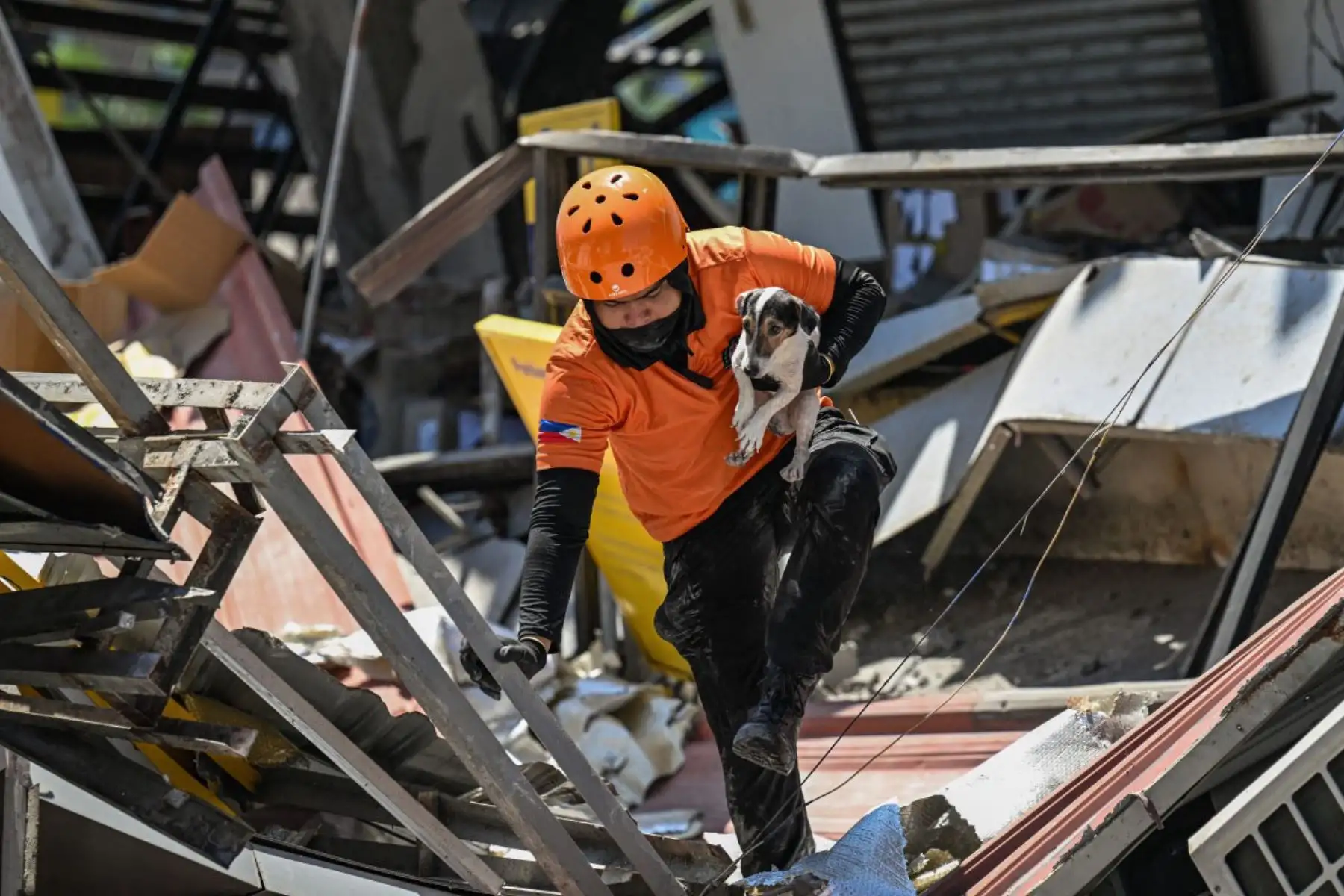 En la provincia de Sarangani, una de las más afectadas, algunas zonas solo siguen siendo accesibles en helicóptero, y las numerosas réplicas complican las labores de los equipos de rescate. Foto: AFP
