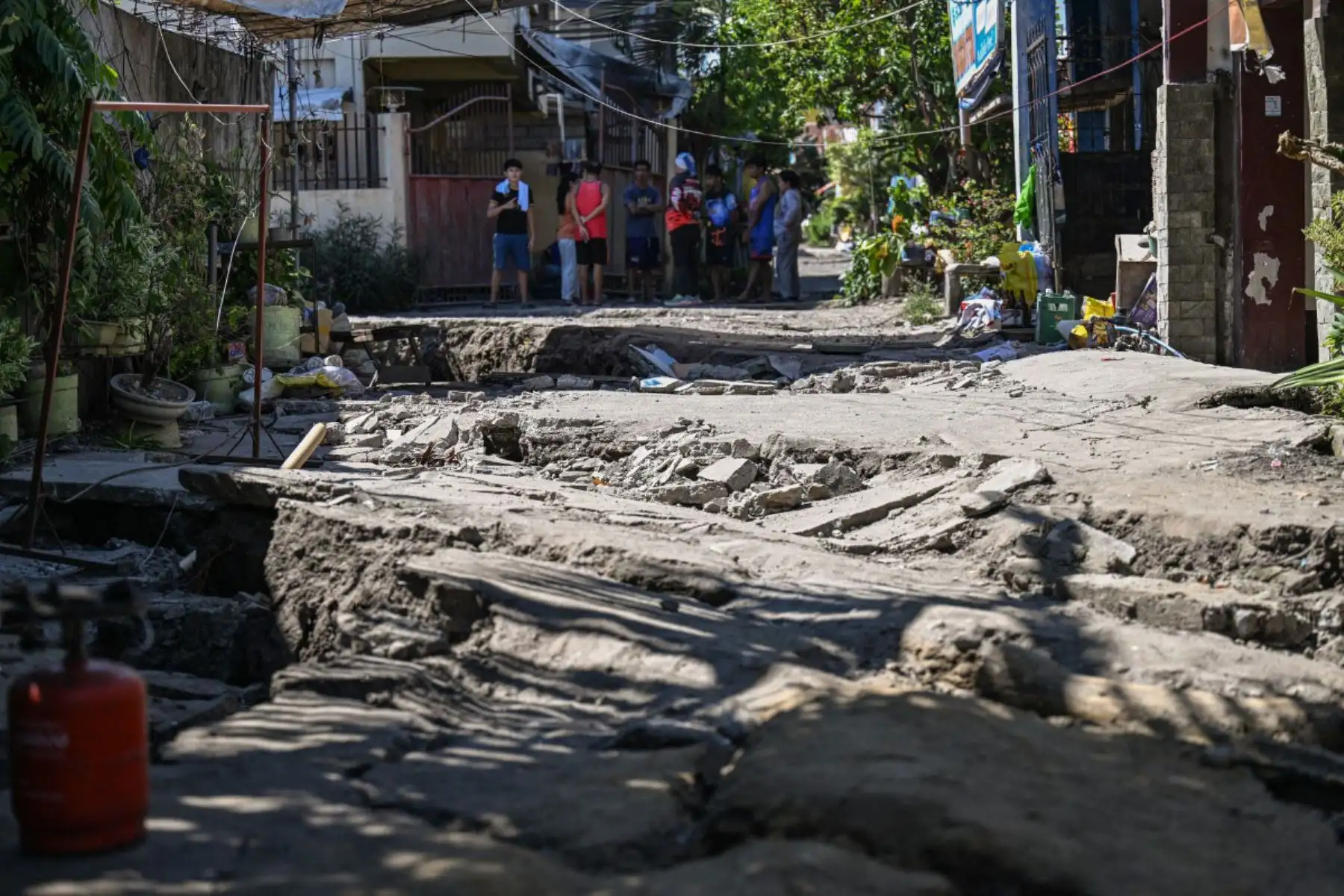 En la zona de Glan, donde un deslizamiento de tierra sepultó viviendas y dejó al menos 13 muertos, una fuente de un hospital indicó que más de 60 pacientes estaban siendo atendidos en la calle por miedo a las réplicas. Foto: AFP