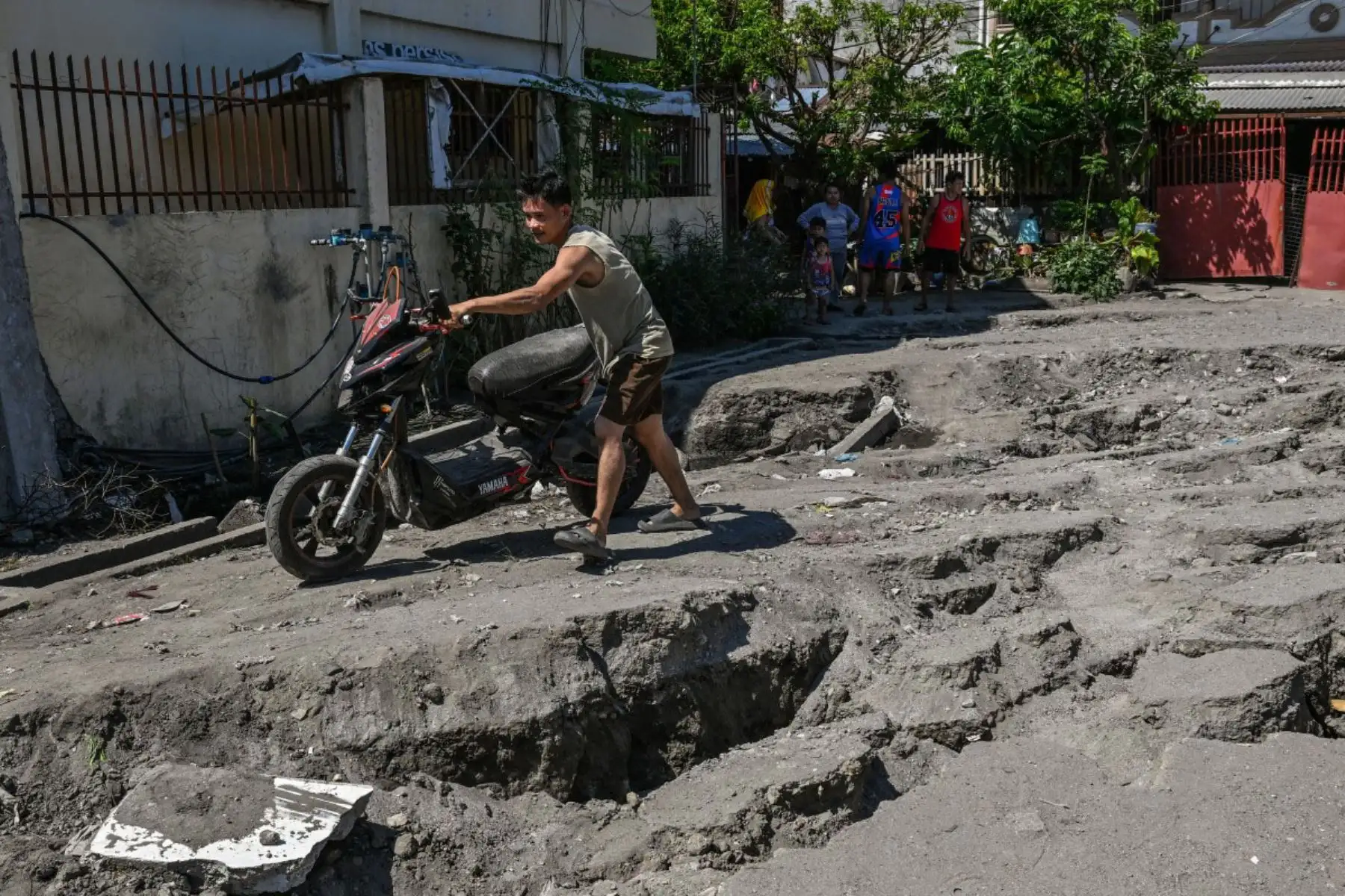 El sismo llevó a emitir órdenes de evacuación en zonas costeras del sur de Filipinas y en la vecina Indonesia, y activó alertas de tsunami en varios países antes de ser levantadas. Foto: AFP