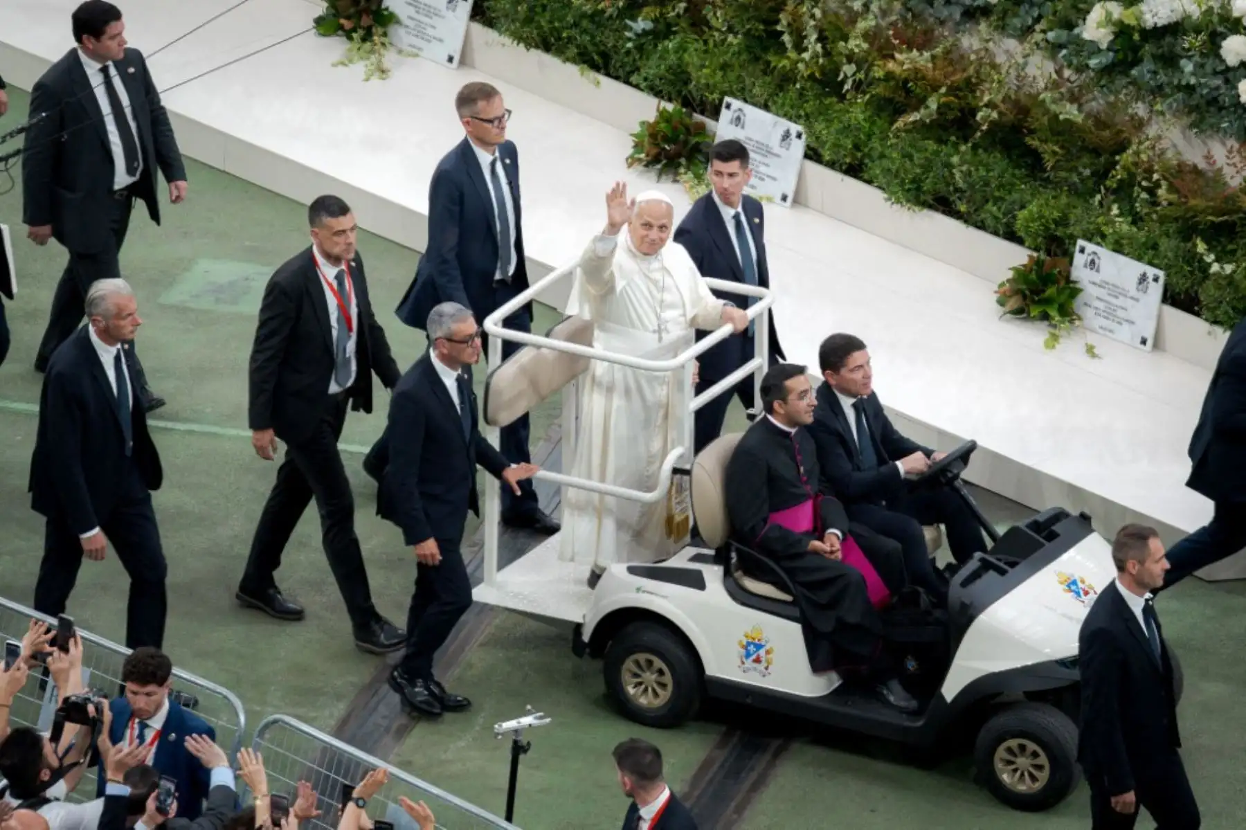 El Papa León XIV saluda a los fieles a su llegada a un encuentro con la comunidad diocesana en el Estadio Santiago Bernabéu durante su visita oficial a Madrid, España. Foto: AFP