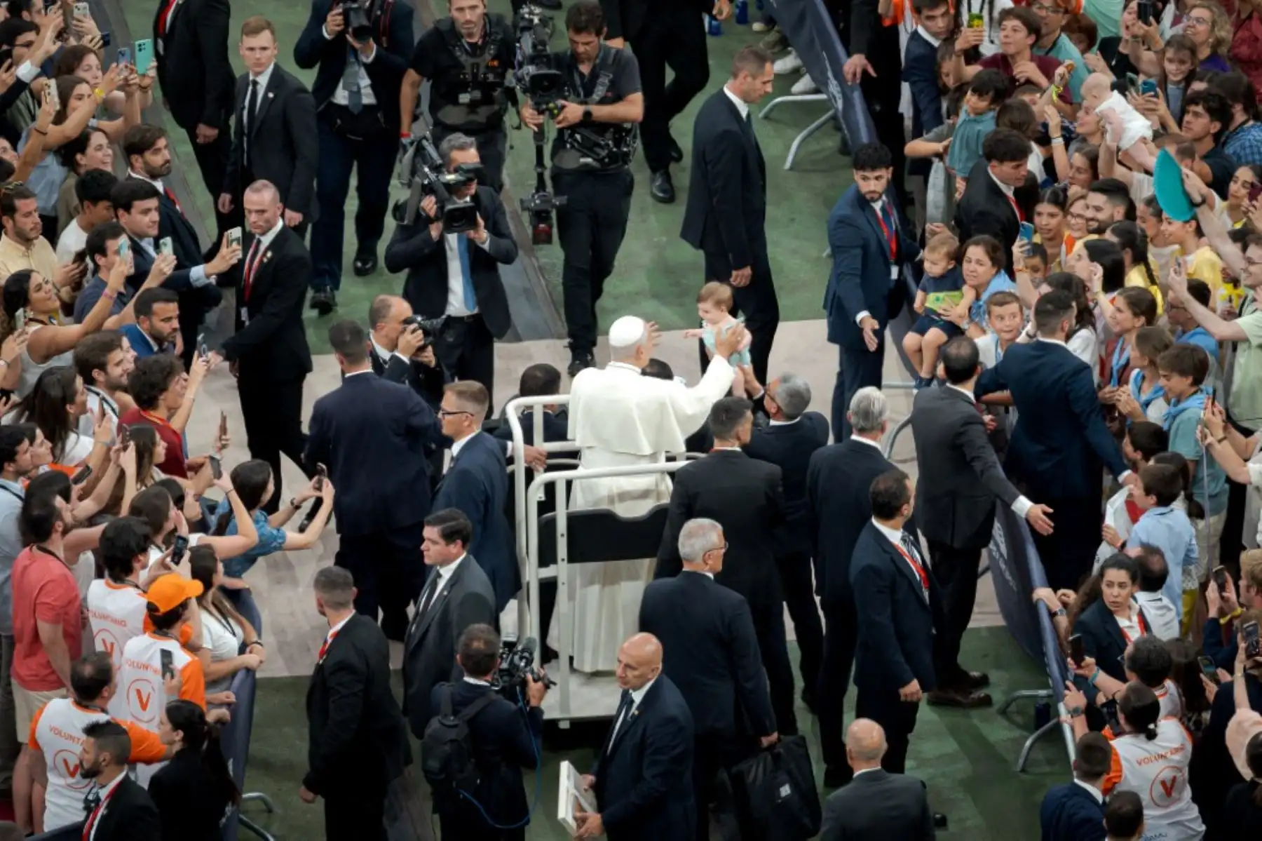 El Papa León XIV saluda a los fieles a su llegada a un encuentro con la comunidad diocesana en el Estadio Santiago Bernabéu durante su visita oficial a Madrid, España. Foto: AFP