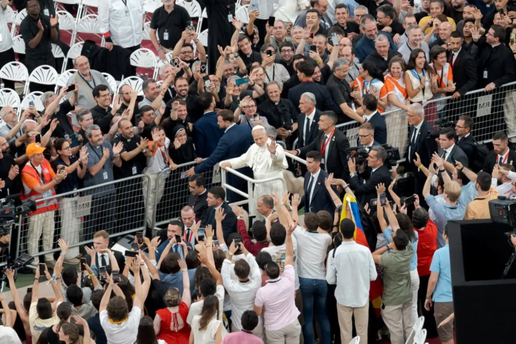 El Papa León XIV saluda a los fieles a su llegada a un encuentro con la comunidad diocesana en el Estadio Santiago Bernabéu durante su visita oficial a Madrid, España. Foto: AFP