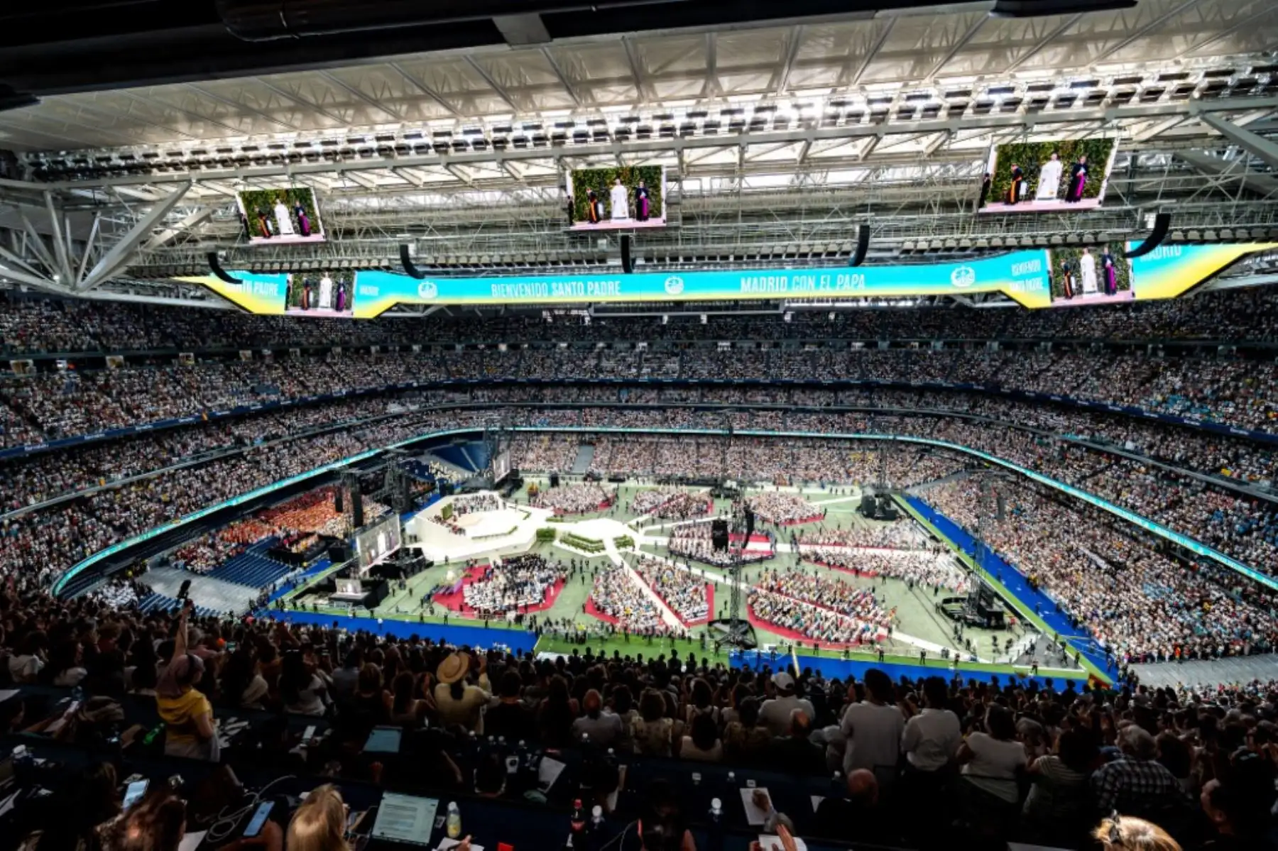 El Papa León XIV saluda a los fieles a su llegada a un encuentro con la comunidad diocesana en el Estadio Santiago Bernabéu durante su visita oficial a Madrid, España. Foto: AFP