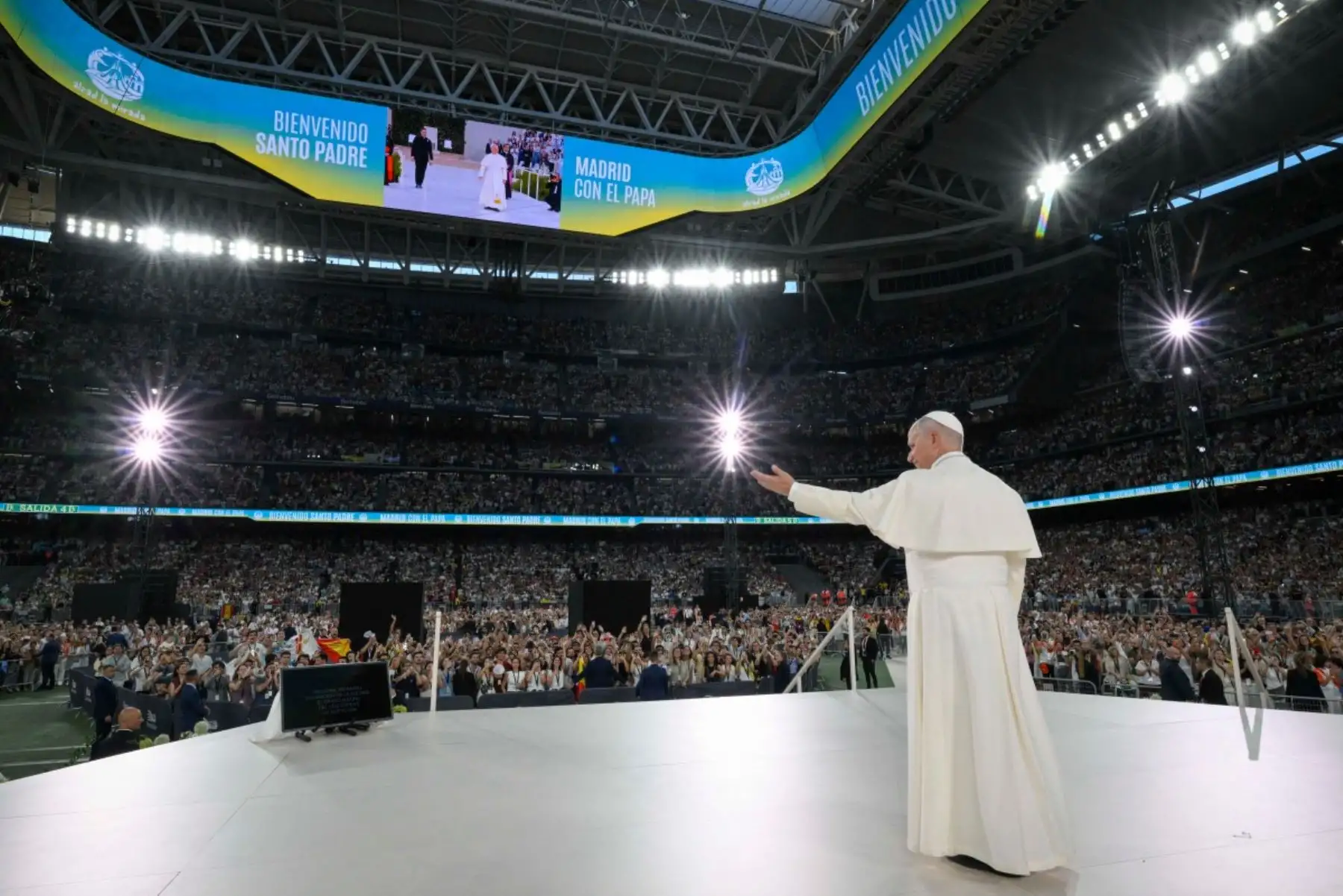 El Papa León XIV saluda a los fieles a su llegada a un encuentro con la comunidad diocesana en el Estadio Santiago Bernabéu durante su visita oficial a Madrid, España. Foto: AFP