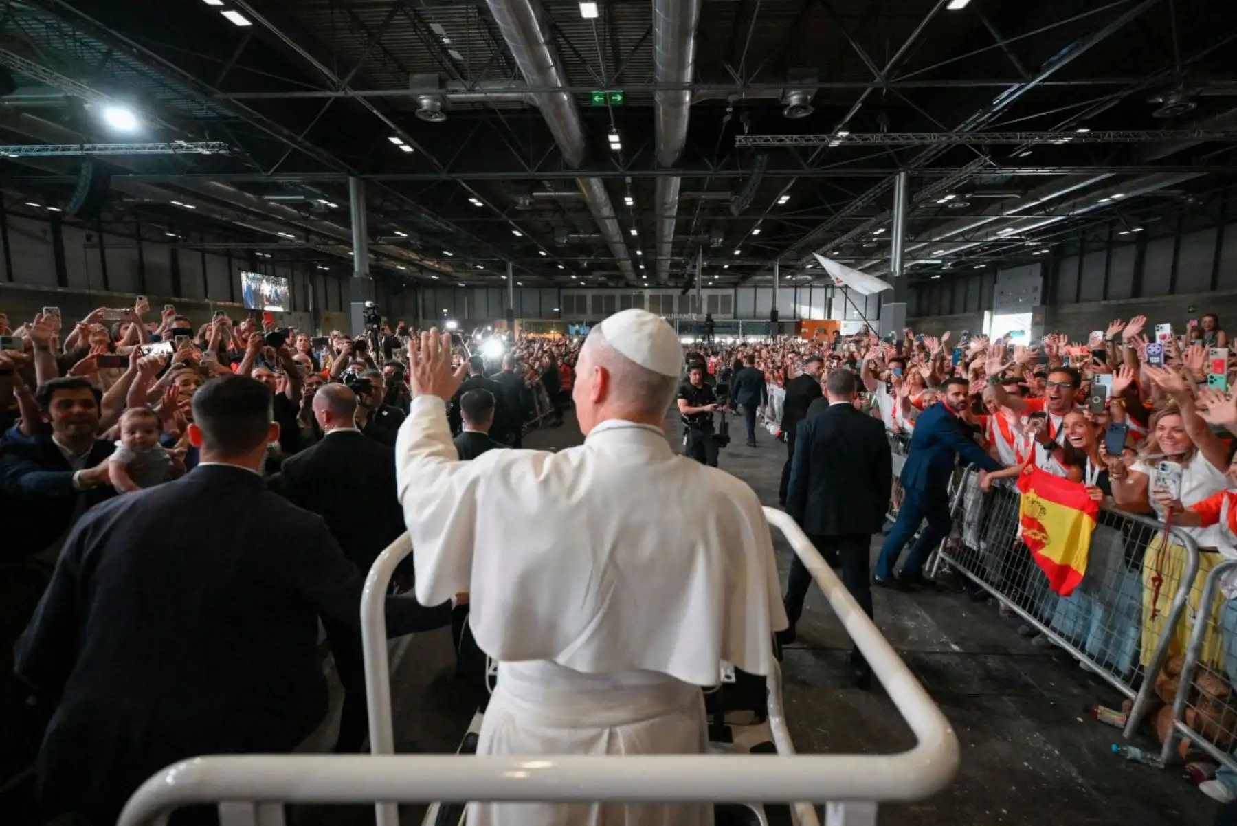 El Papa León XIV saluda a los fieles a su llegada a un encuentro con la comunidad diocesana en el Estadio Santiago Bernabéu durante su visita oficial a Madrid, España. Foto: AFP