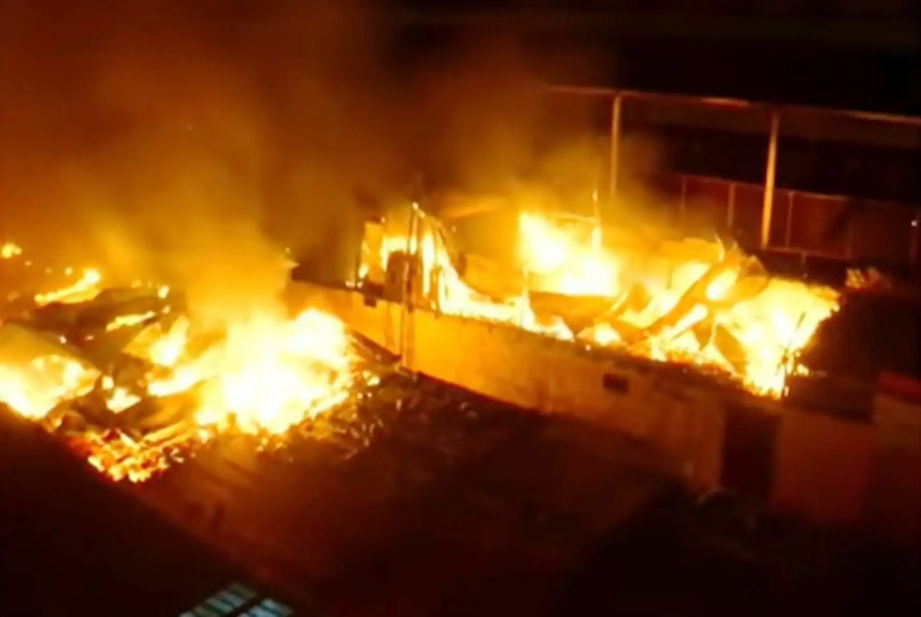 Barrios Altos: incendio consume diez viviendas de 