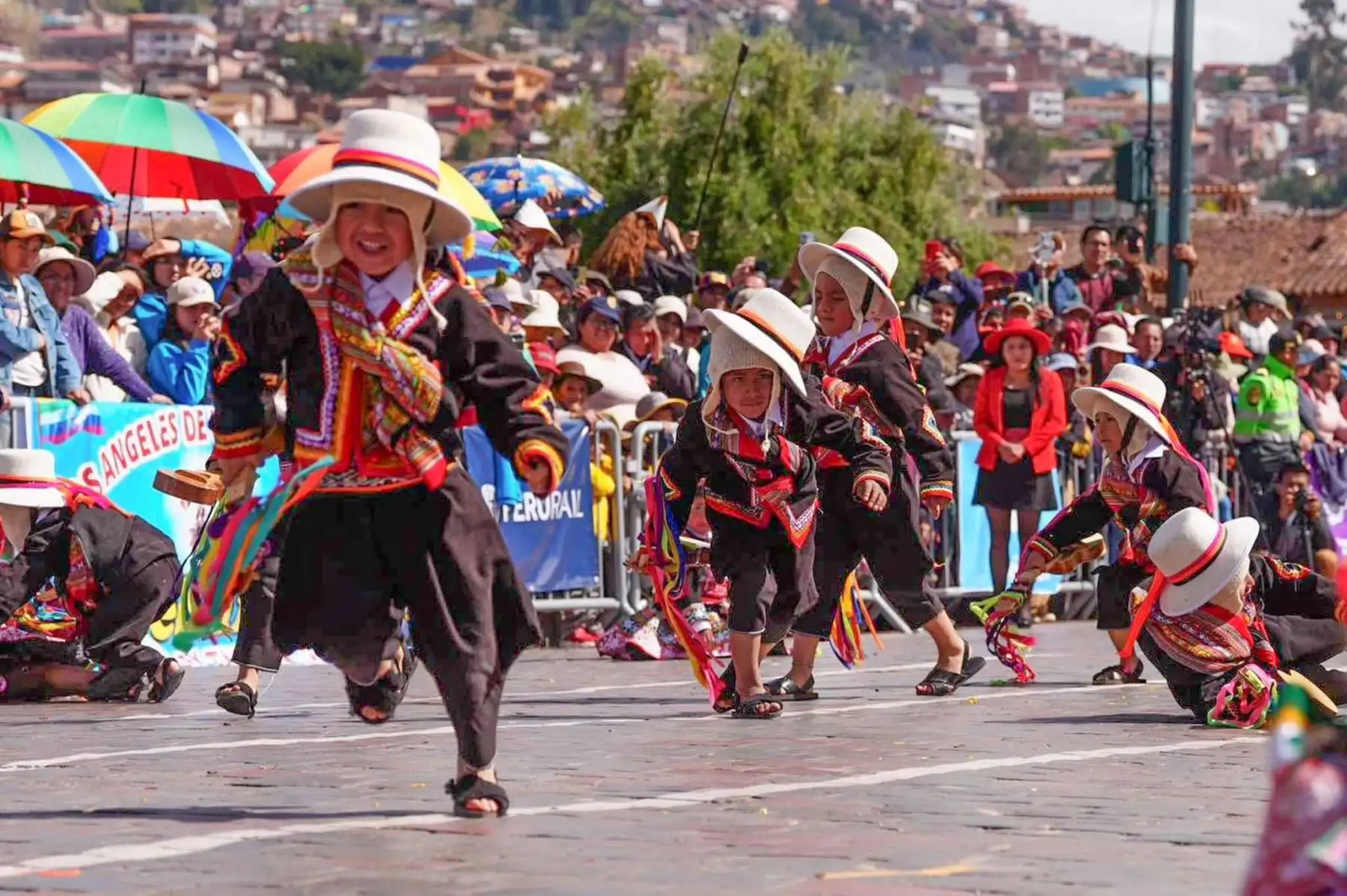 Niños de instituciones educativas públicas y privadas participaron en el tradicional desfile de música y danzas en homenaje a la ciudad del Cusco, cautivando al público con su alegría y colorido. Foto: ANDINA/Percy Hurtado