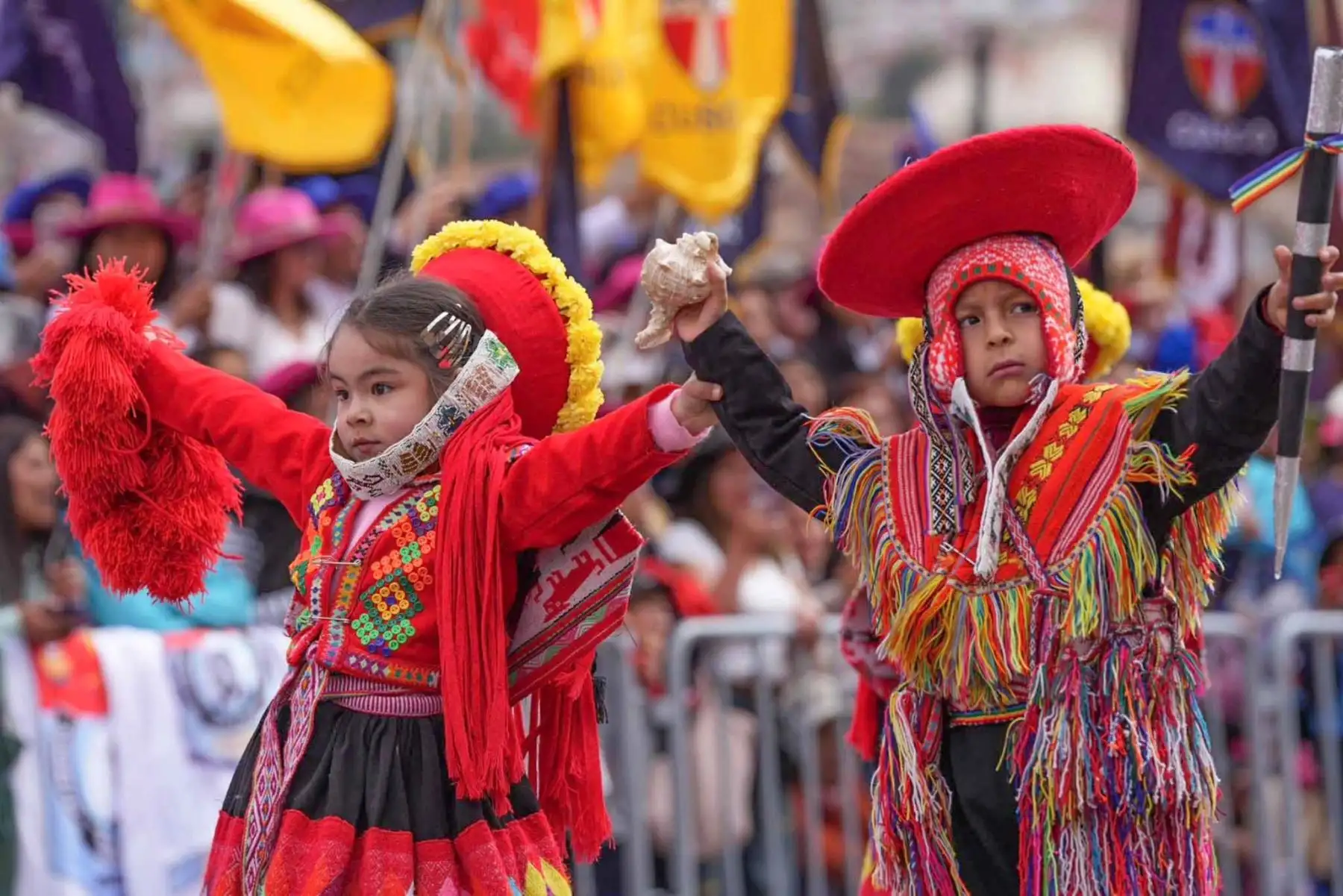 Niños de instituciones educativas públicas y privadas participaron en el tradicional desfile de música y danzas en homenaje a la ciudad del Cusco, cautivando al público con su alegría y colorido. Foto: ANDINA/Percy Hurtado