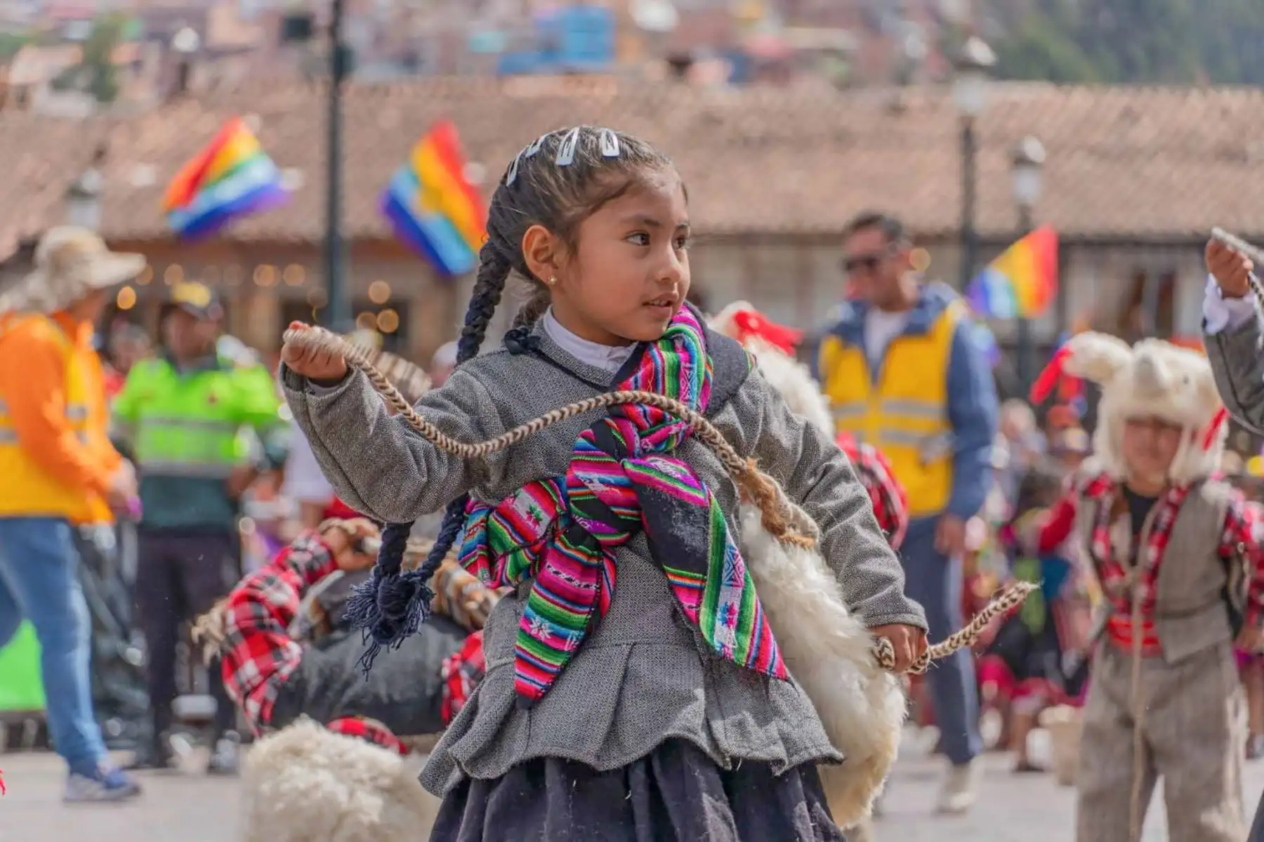 Niños de instituciones educativas públicas y privadas participaron en el tradicional desfile de música y danzas en homenaje a la ciudad del Cusco, cautivando al público con su alegría y colorido. Foto: ANDINA/Percy Hurtado