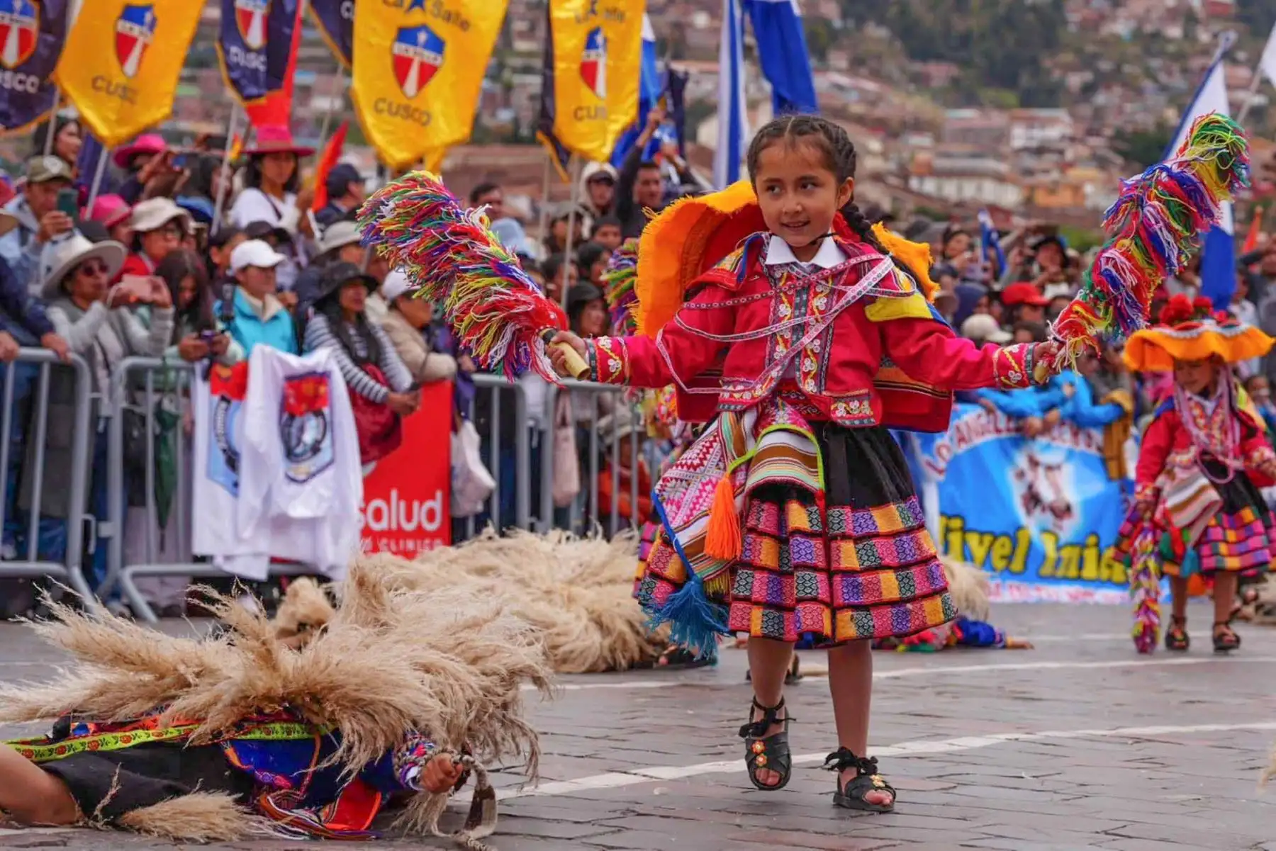 Familias cusqueñas y turistas se congregaron en la Plaza de Armas para disfrutar de las presentaciones artísticas de los más pequeños, quienes expresaron con orgullo la identidad cultural de la región. Foto: ANDINA/Percy Hurtado