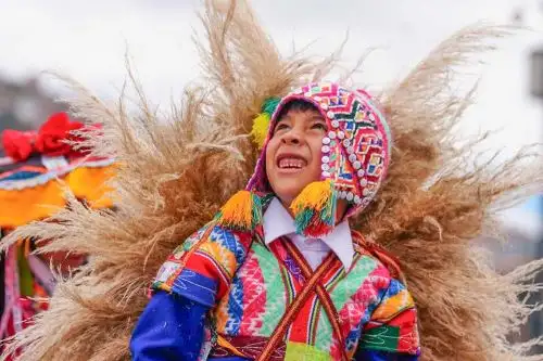 Niños de inicial conquistan al público con emotivo desfile de danzas por el aniversario del Cusco