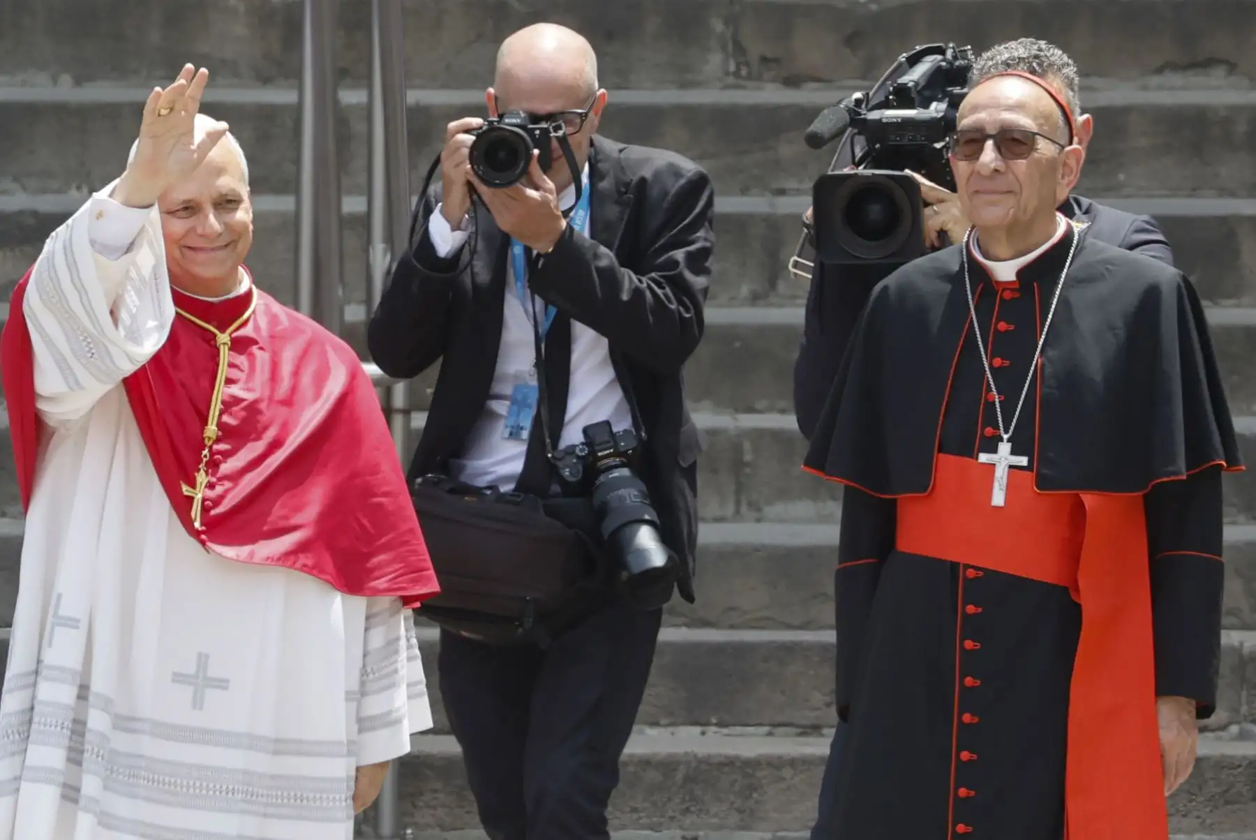 El papa León XIV a su llegada al rezo de la Hora media que va a oficiar en la Catedral de la Santa Cruz y Santa Eulalia en Barcelona, este martes, su primer acto en la ciudad condal y que reunirá a unas 500 personas de la comunidad eclesiástica. Foto:  AFP