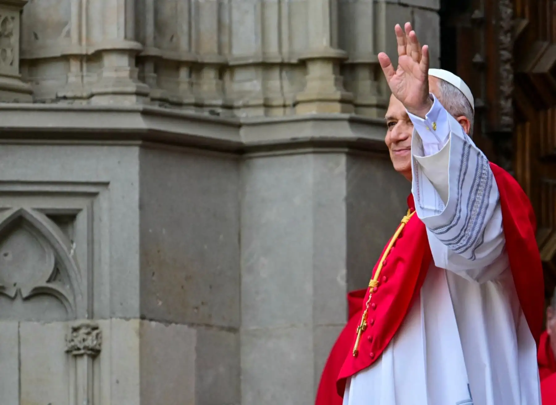 El papa León XIV a su llegada al rezo de la Hora media que va a oficiar en la Catedral de la Santa Cruz y Santa Eulalia en Barcelona, este martes, su primer acto en la ciudad condal y que reunirá a unas 500 personas de la comunidad eclesiástica. Foto:  AFP
