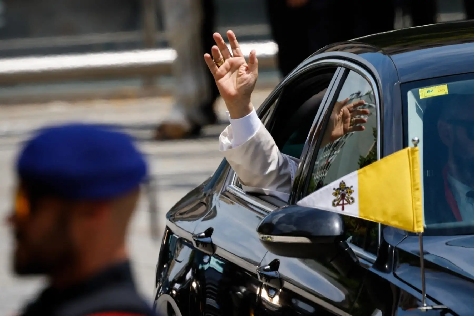 El papa León XIV a su llegada al rezo de la Hora media que va a oficiar en la Catedral de la Santa Cruz y Santa Eulalia en Barcelona, este martes, su primer acto en la ciudad condal y que reunirá a unas 500 personas de la comunidad eclesiástica. Foto:  AFP