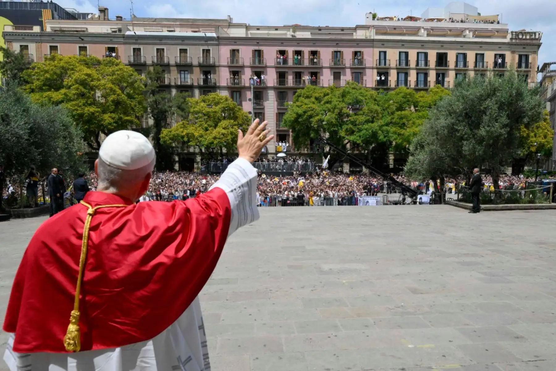 El papa León XIV a su llegada al rezo de la Hora media que va a oficiar en la Catedral de la Santa Cruz y Santa Eulalia en Barcelona, este martes, su primer acto en la ciudad condal y que reunirá a unas 500 personas de la comunidad eclesiástica. Foto:  AFP