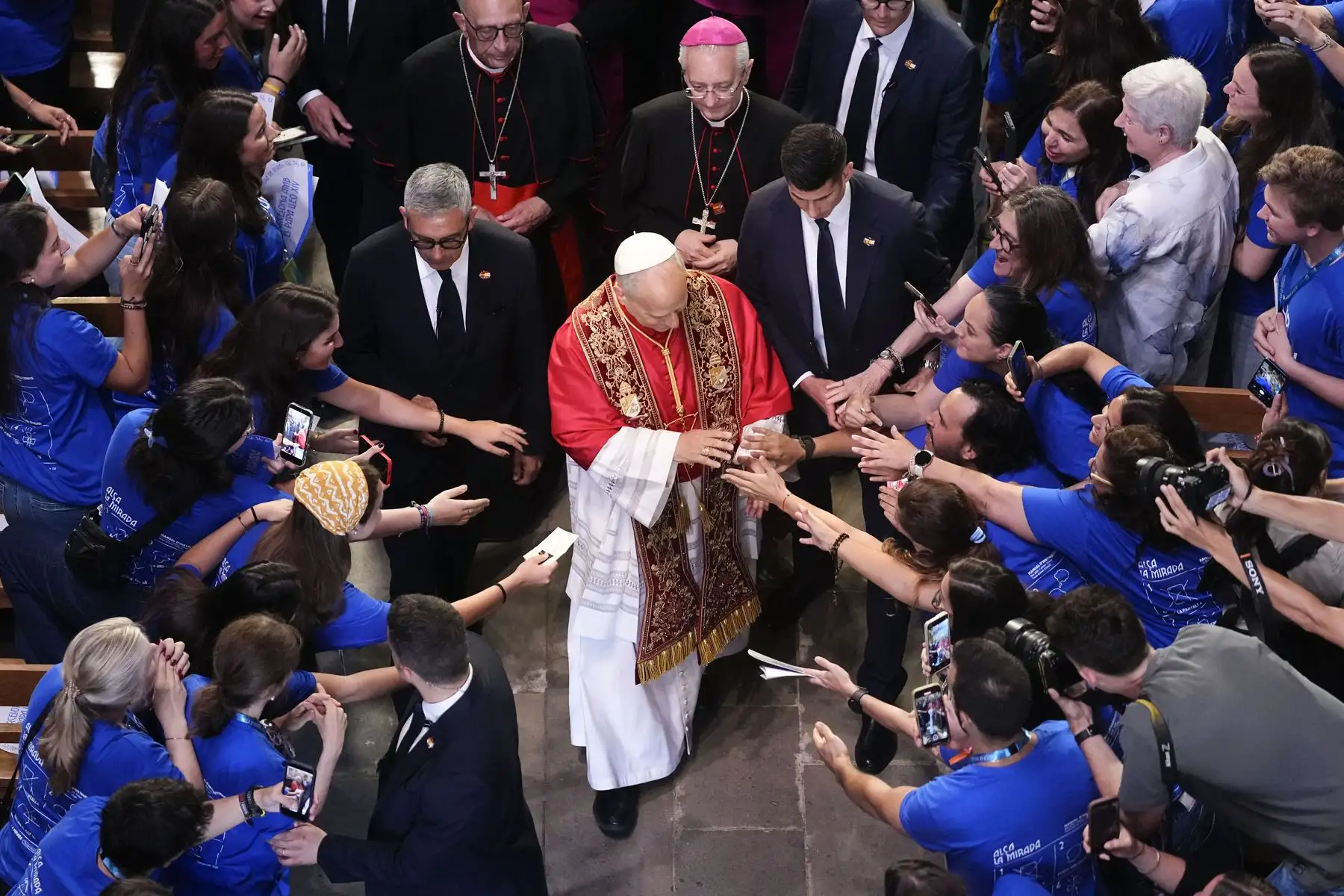 El Papa León XIV saluda a unos jóvenes tras celebrar el rezo del mediodía en la Catedral de la Santa Cruz y Santa Eulalia en Barcelona, el 9 de junio de 2026. El Papa León XIV visita España del 6 al 12 de junio, con escalas en Madrid, Barcelona y las Islas Canarias, donde se reunirá con migrantes y organizaciones dedicadas a ayudarles. Foto: AFP