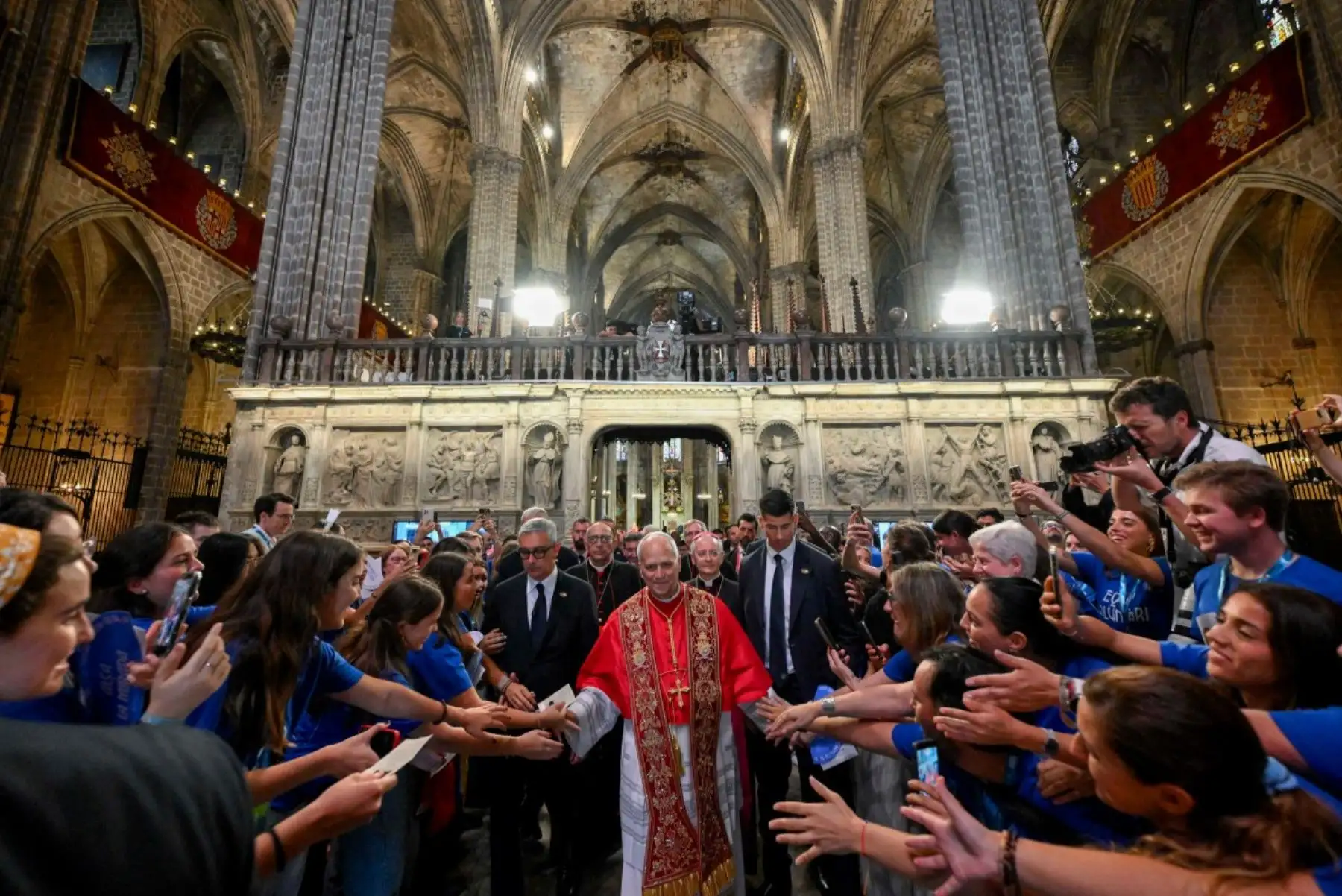 El Papa León XIV saluda a unos jóvenes tras celebrar el rezo del mediodía en la Catedral de la Santa Cruz y Santa Eulalia en Barcelona, el 9 de junio de 2026. El Papa León XIV visita España del 6 al 12 de junio, con escalas en Madrid, Barcelona y las Islas Canarias, donde se reunirá con migrantes y organizaciones dedicadas a ayudarles. Foto: AFP